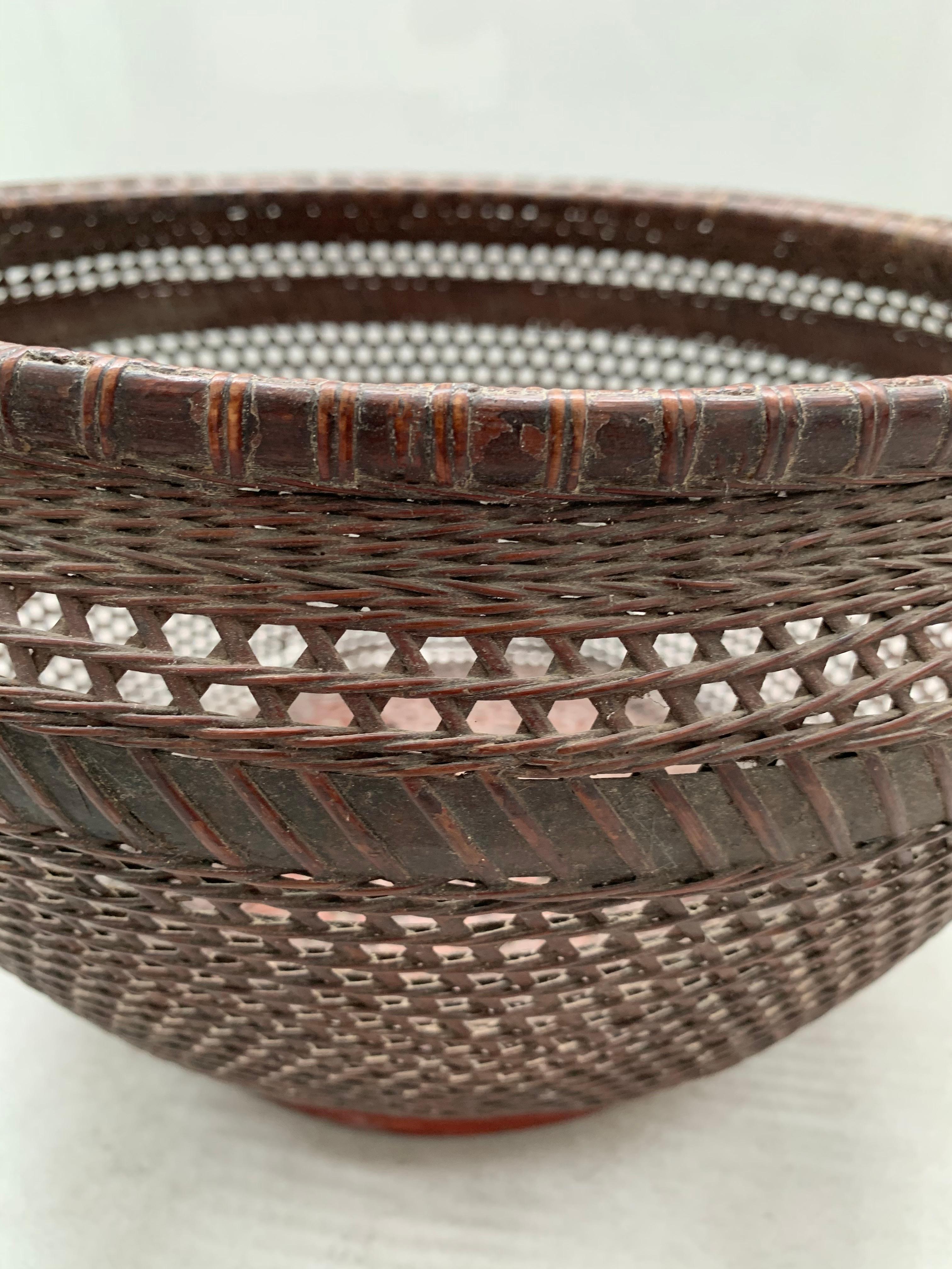Pareja de cestas chinas tejidas a mano en ratán con base de madera roja, principios del siglo XX en venta 1