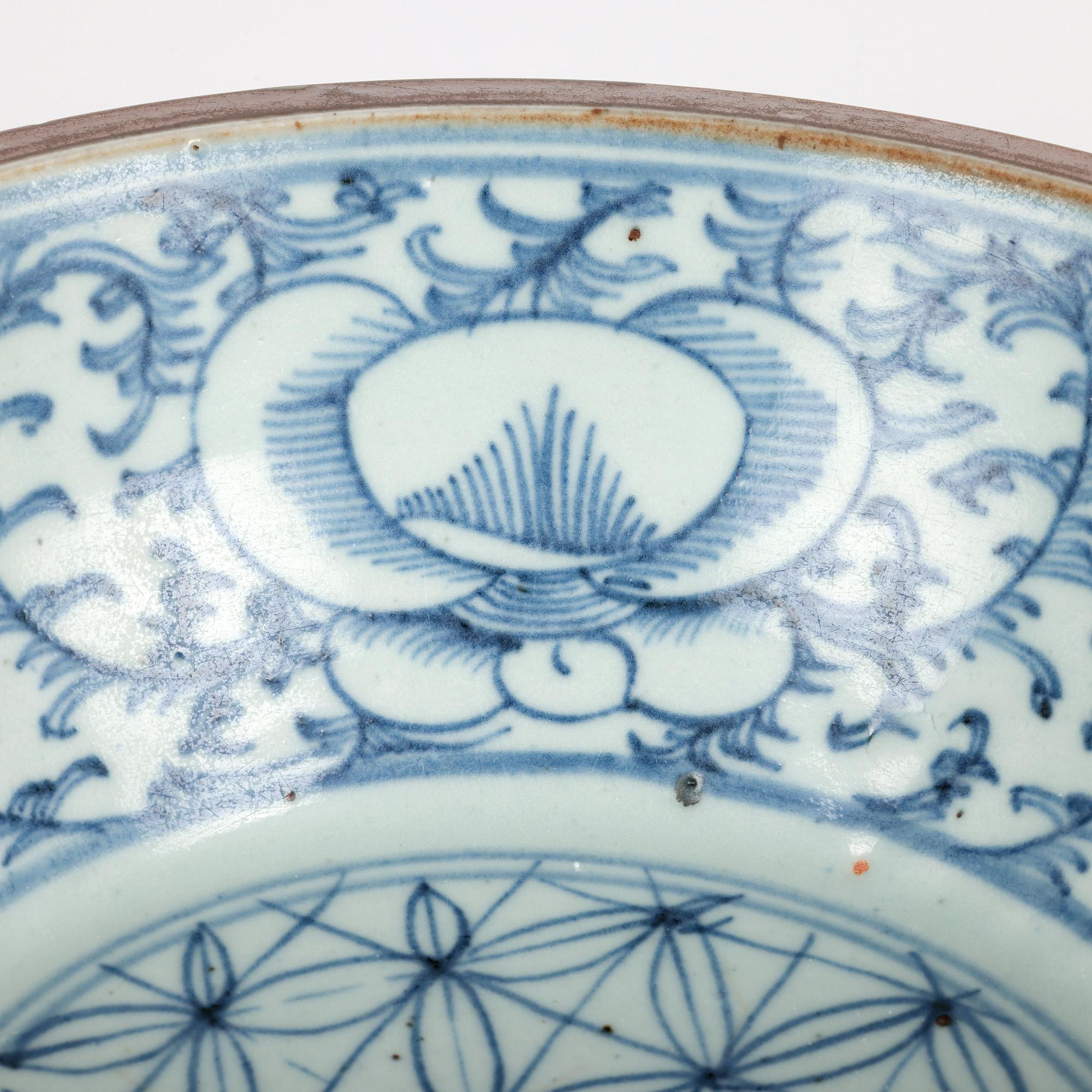 Chinese Batavian Blue & White Patterned Porcelain Bowl In Good Condition For Sale In Bishop's Stortford, Hertfordshire