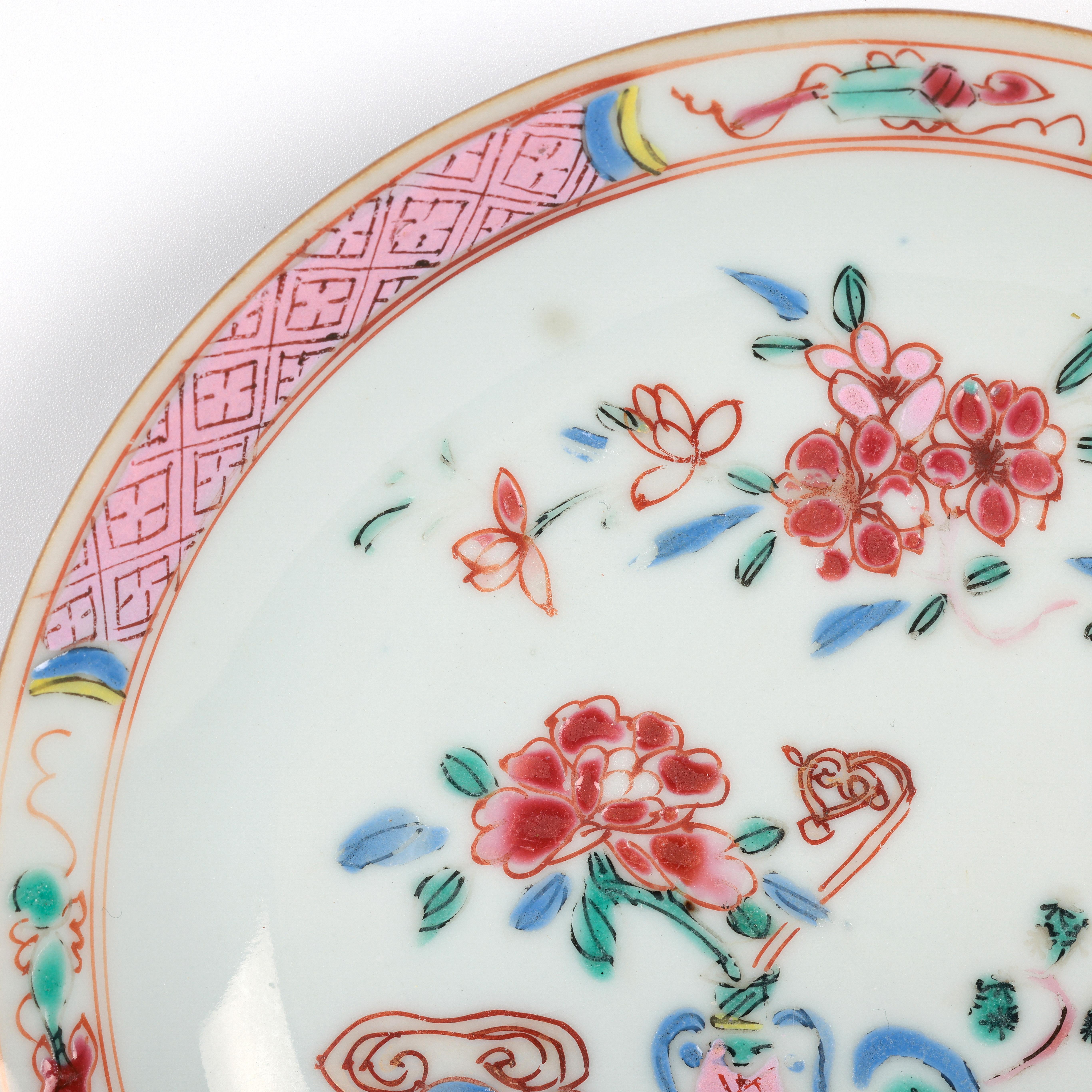Chinese Batavian Qianlong Pair Famille Rose Painted Saucer Dishes For Sale 3