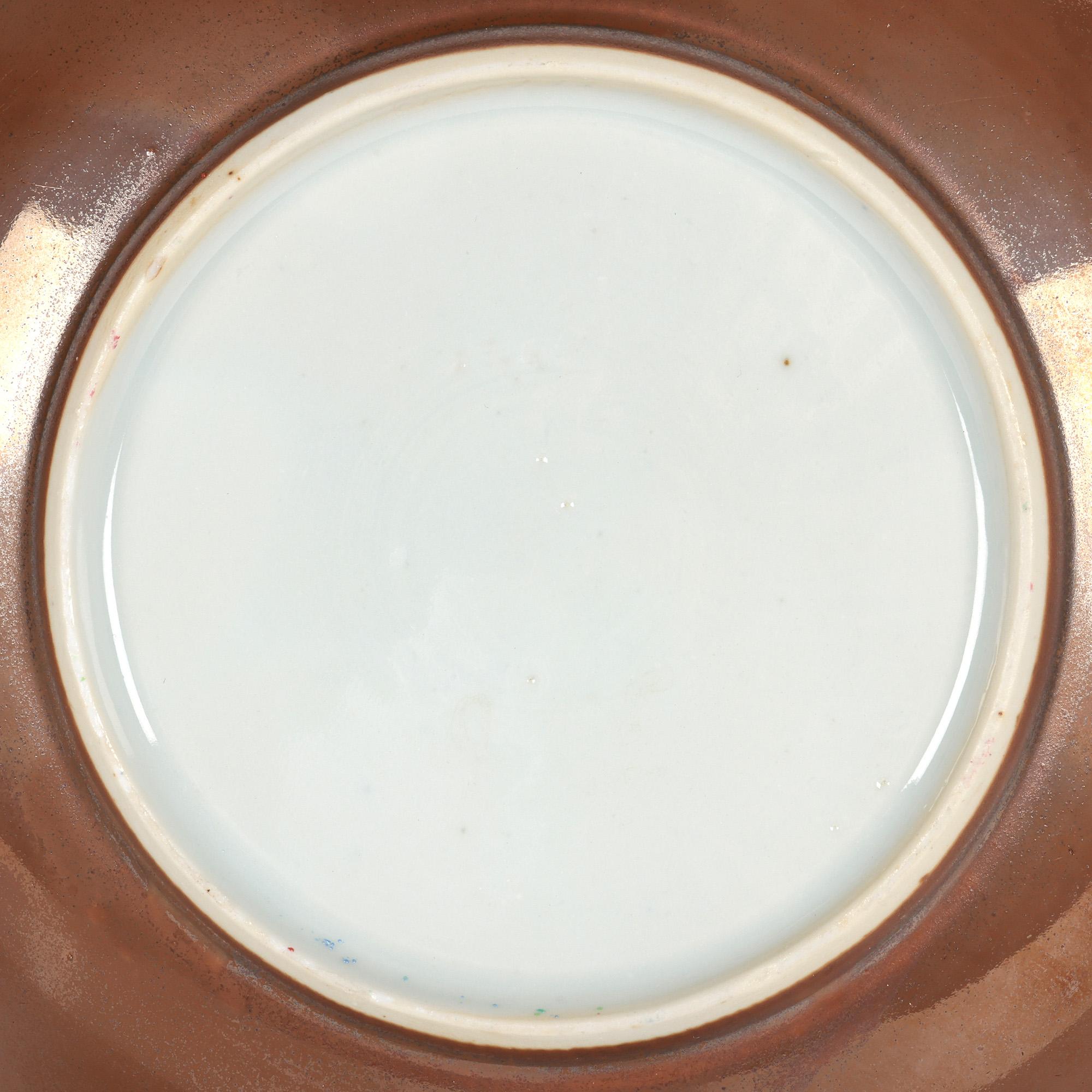 Chinese Batavian Qianlong Pair Famille Rose Painted Saucer Dishes In Good Condition For Sale In Bishop's Stortford, Hertfordshire