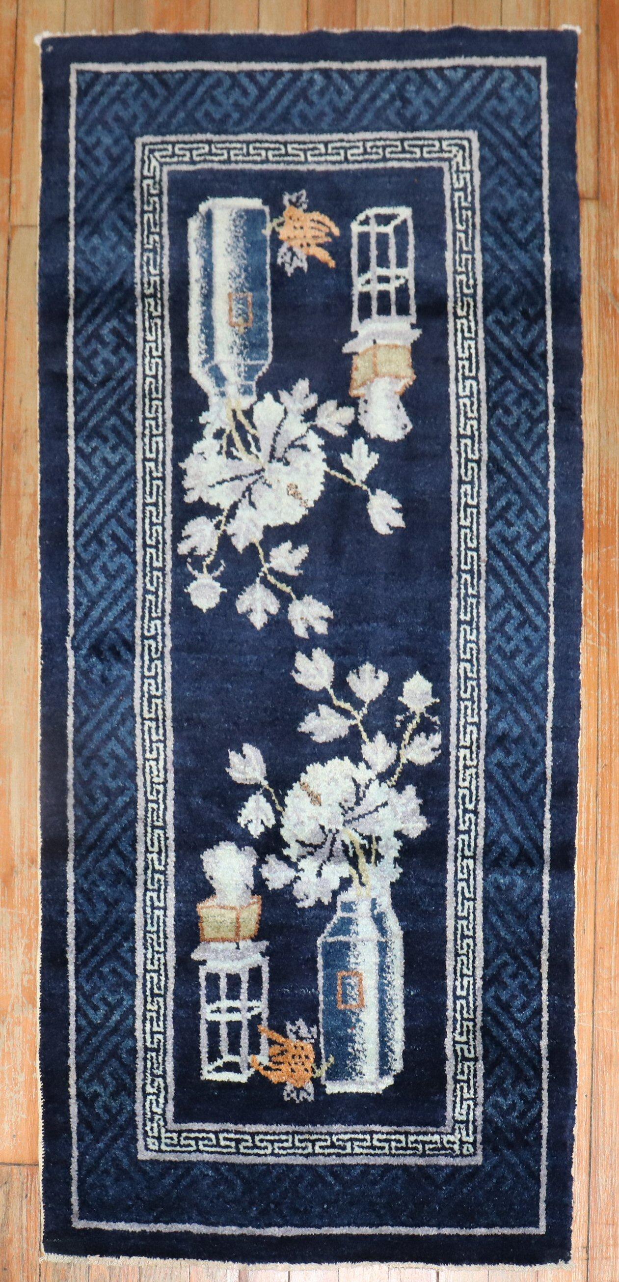Vollplüschfloriger chinesischer Batou-Teppich aus dem 2. Quartal des 20.

Maße: 2' x 4'6''.