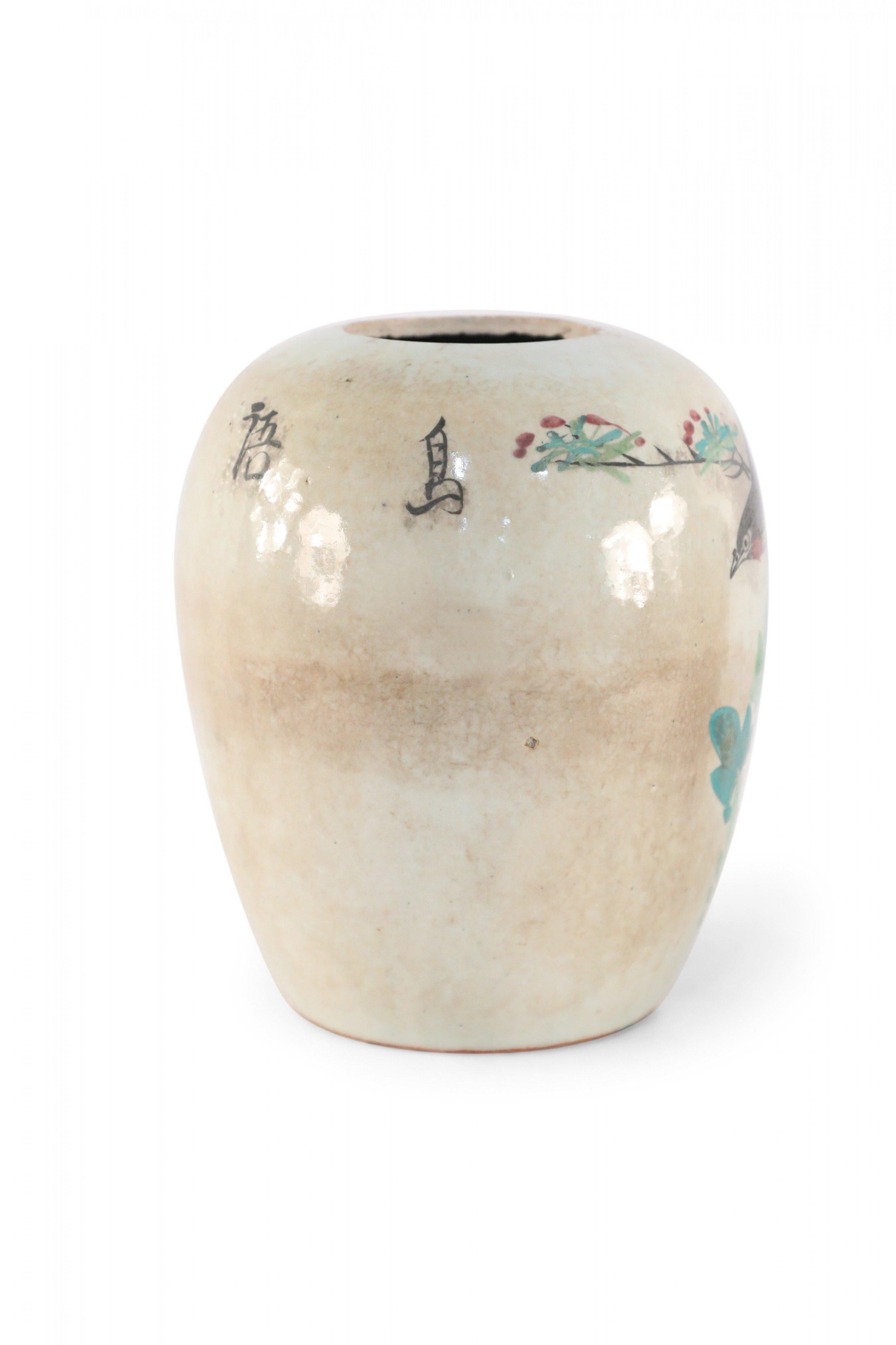 Exportation chinoise Vase chinois en porcelaine arrondie à motifs botaniques beige et vert en vente