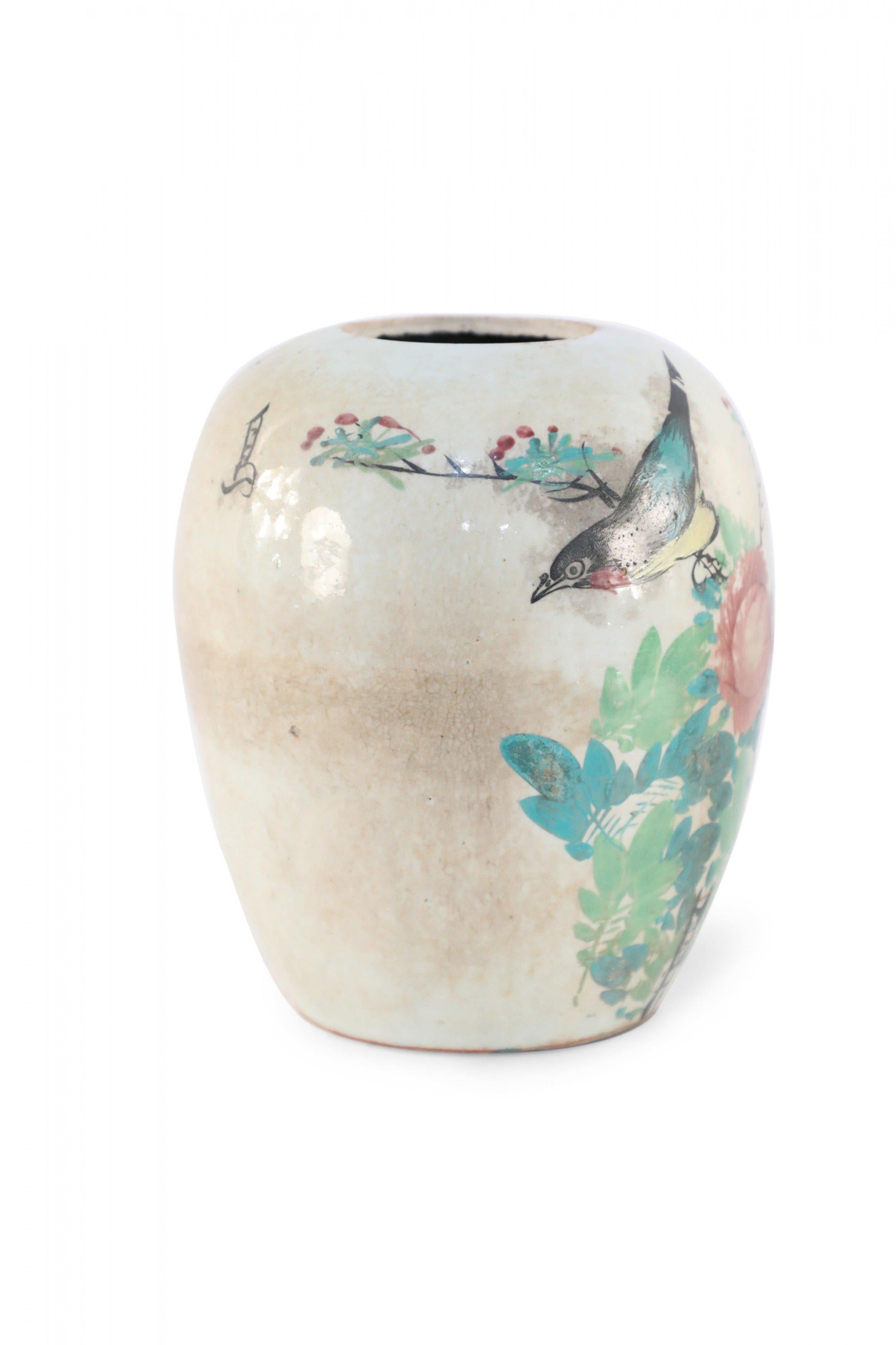 Chinois Vase chinois en porcelaine arrondie à motifs botaniques beige et vert en vente