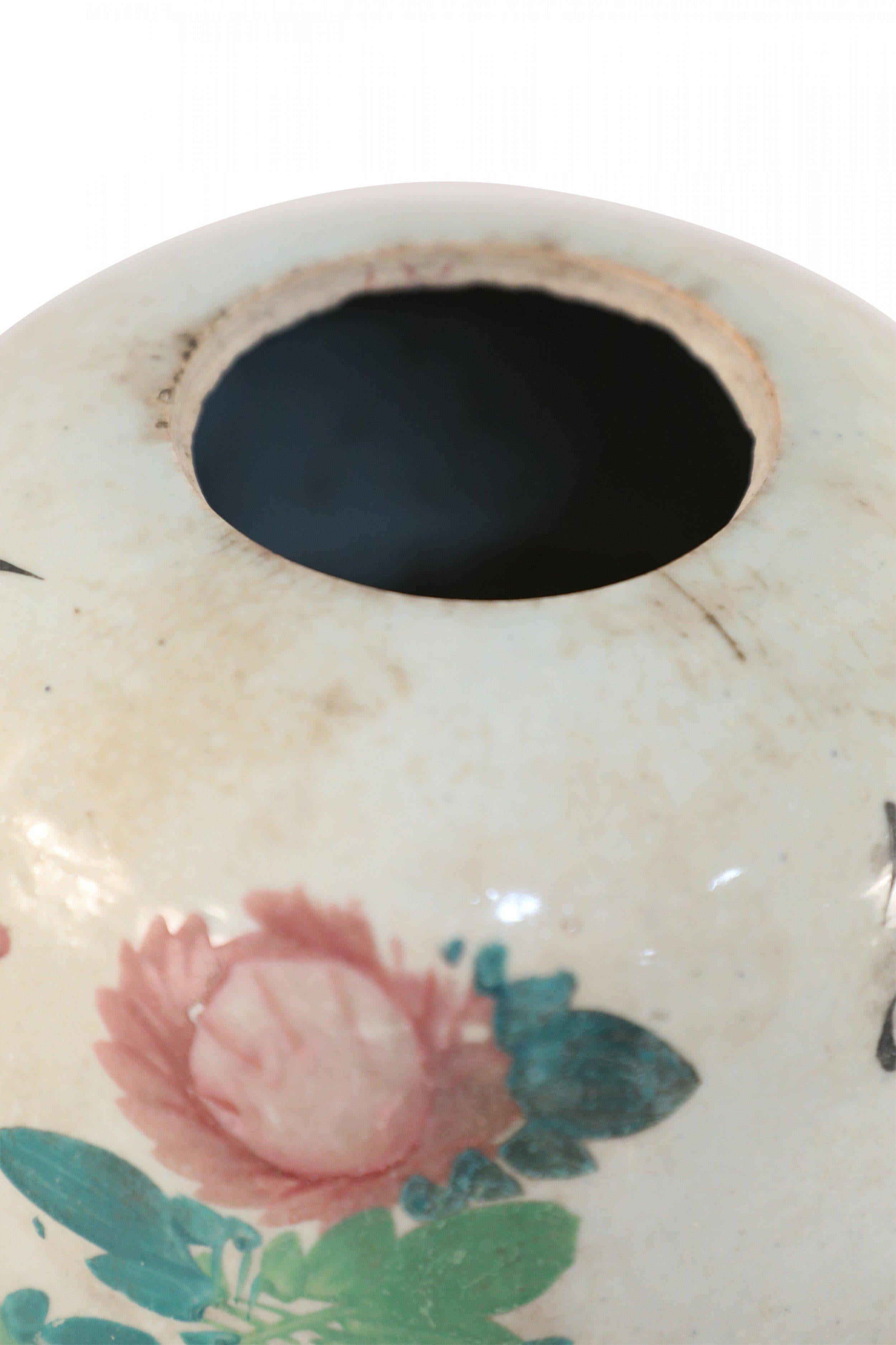 20ième siècle Vase chinois en porcelaine arrondie à motifs botaniques beige et vert en vente