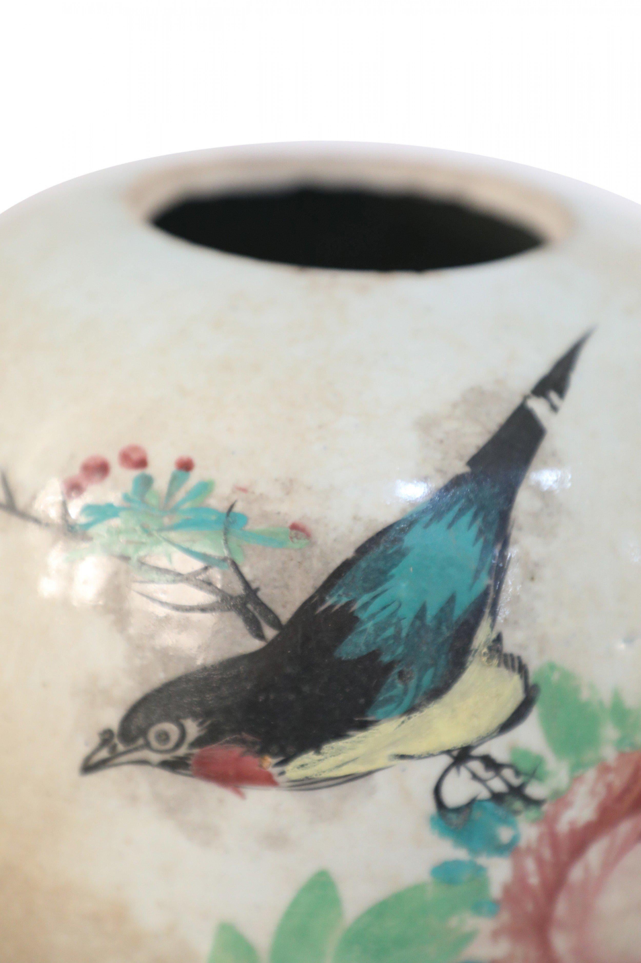 Porcelaine Vase chinois en porcelaine arrondie à motifs botaniques beige et vert en vente