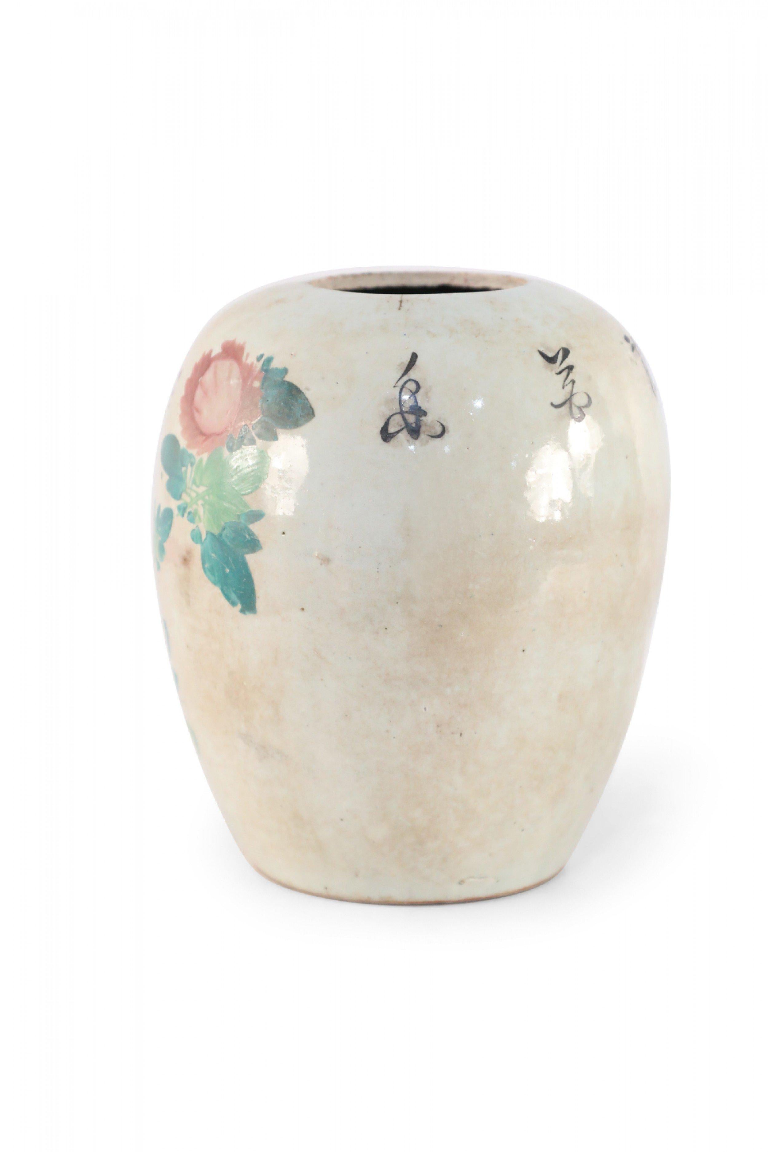 Vase chinois en porcelaine arrondie à motifs botaniques beige et vert en vente 1