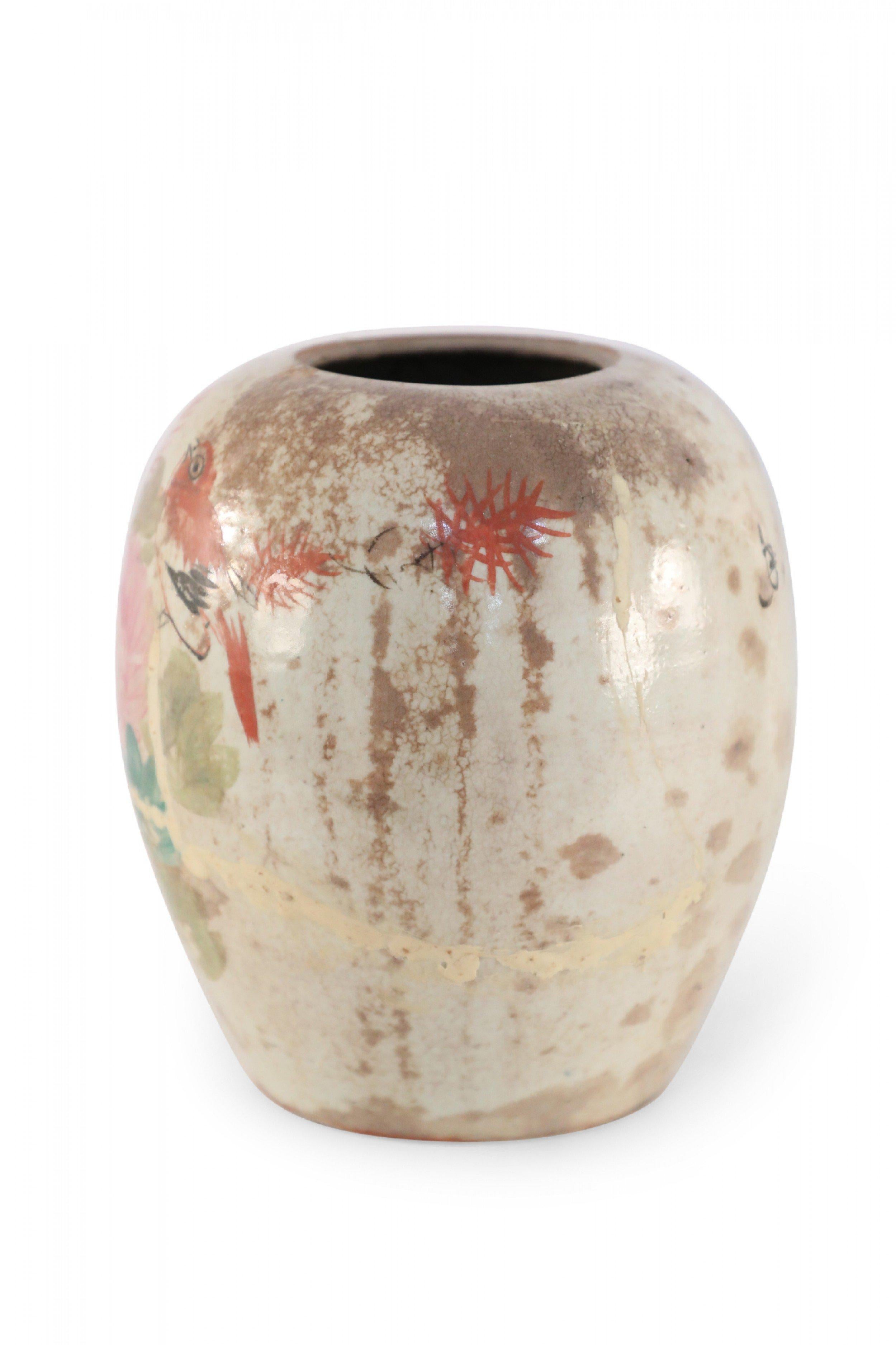 Vase antique chinois (début du 20e siècle) en porcelaine bulbeuse avec des fleurs roses et un oiseau orange au milieu de feuilles vertes sur une face et des caractères sur le revers. La glaçure présente des craquelures sombres et mouchetées.
   