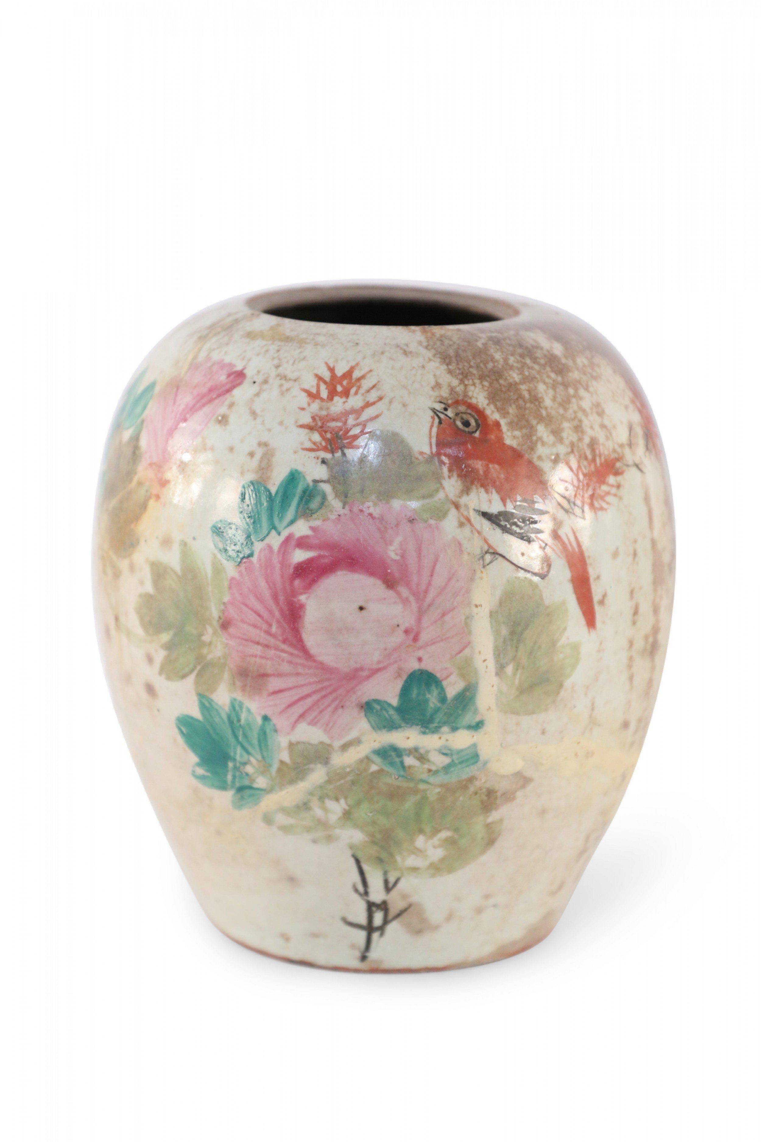 Exportation chinoise Vase chinois en porcelaine arrondie à motif botanique beige en vente