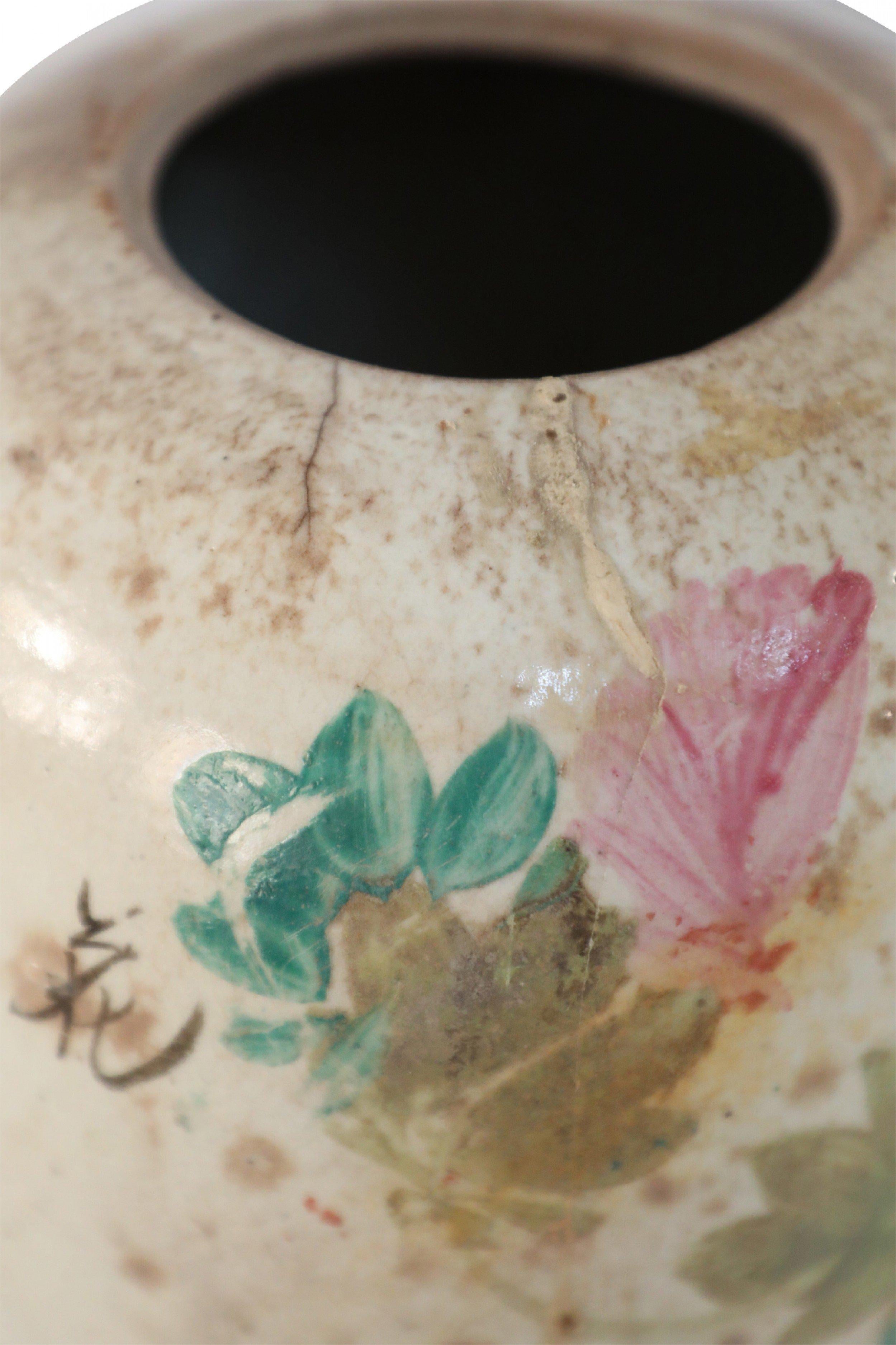 Chinesische chinesische Porzellanvase mit rundem Botancial-Motiv in Beige (20. Jahrhundert) im Angebot
