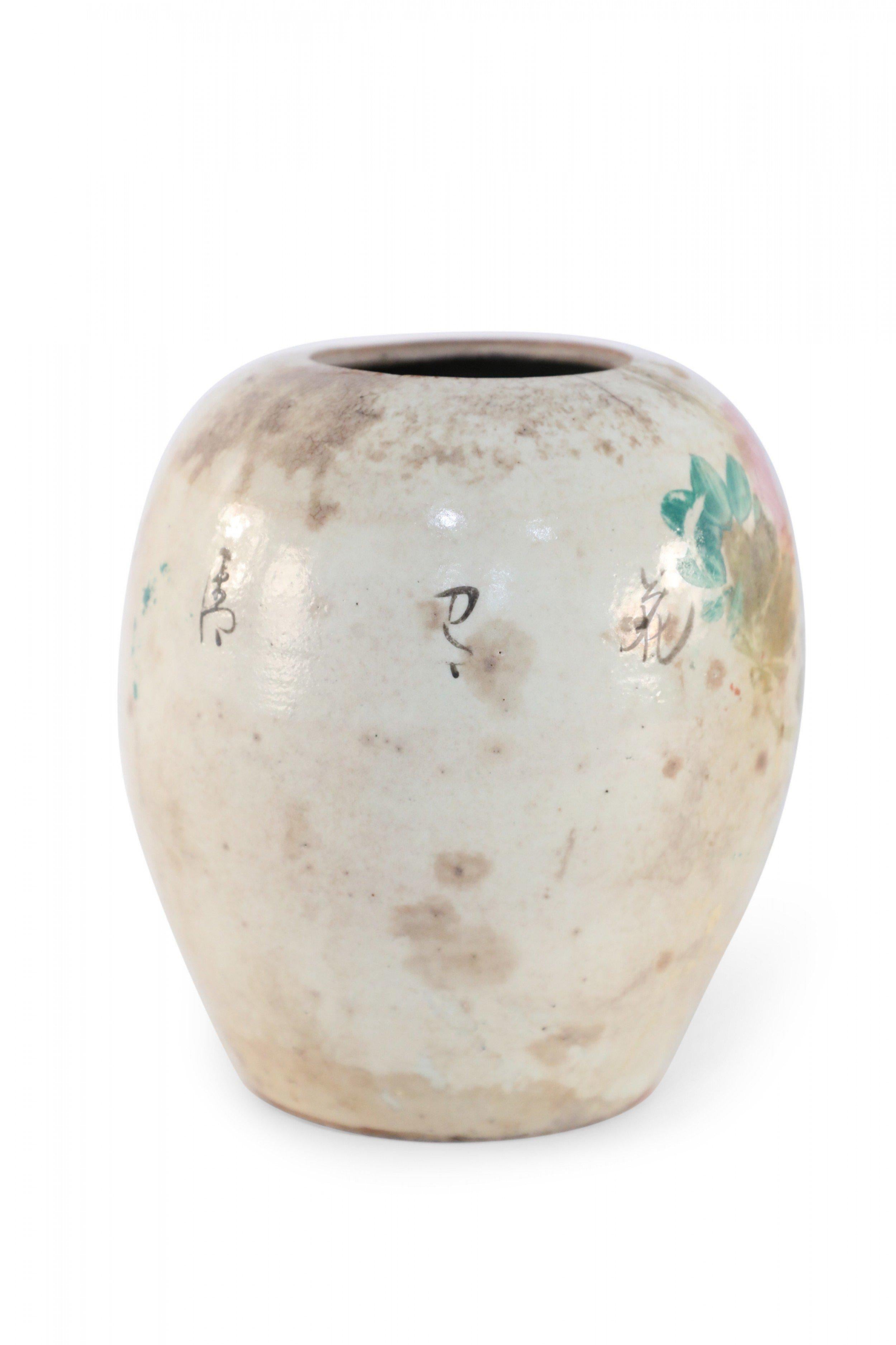20ième siècle Vase chinois en porcelaine arrondie à motif botanique beige en vente