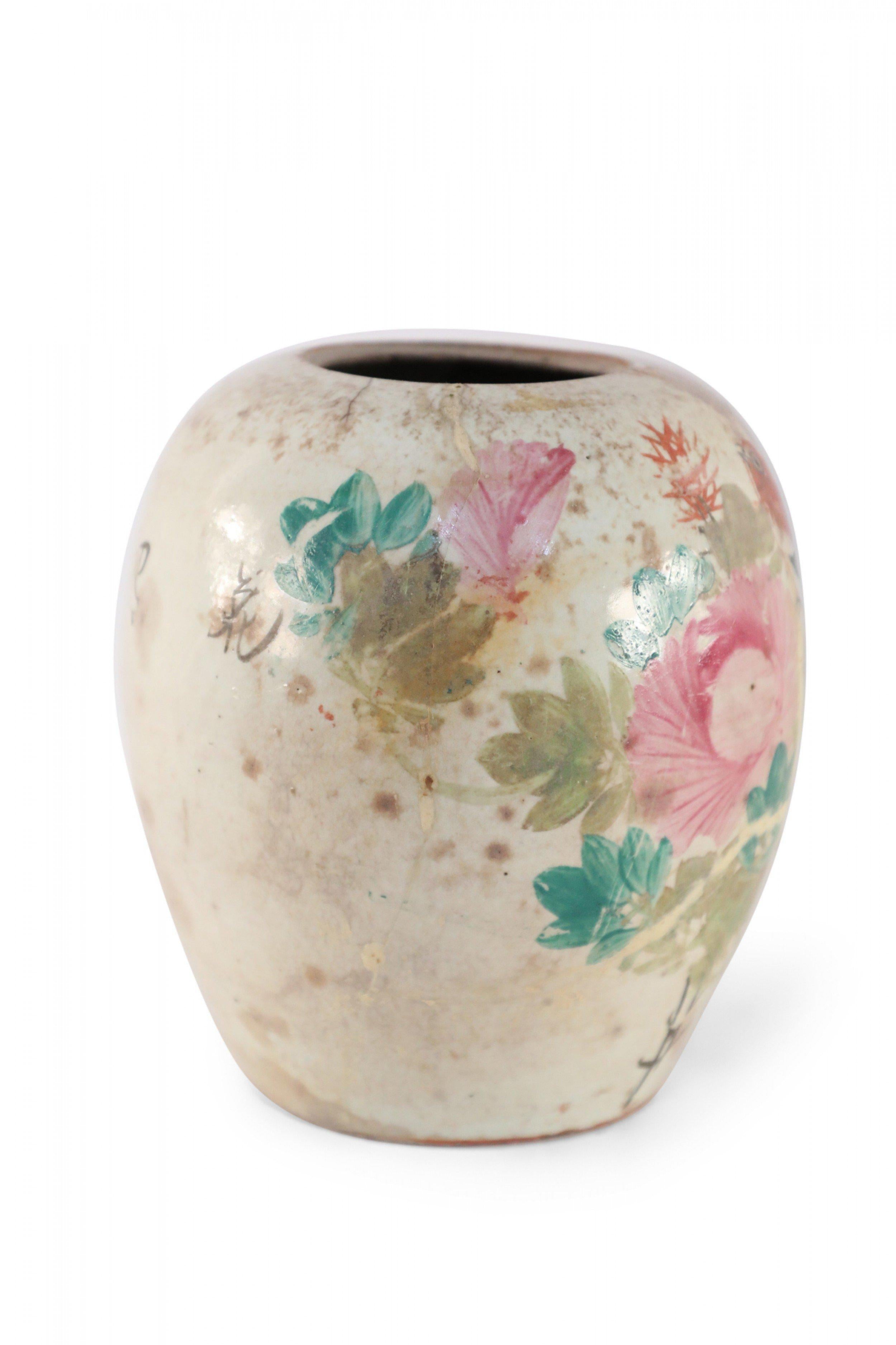 Porcelaine Vase chinois en porcelaine arrondie à motif botanique beige en vente