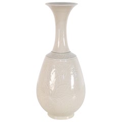 Vaso di porcellana cinese beige con motivo floreale intagliato