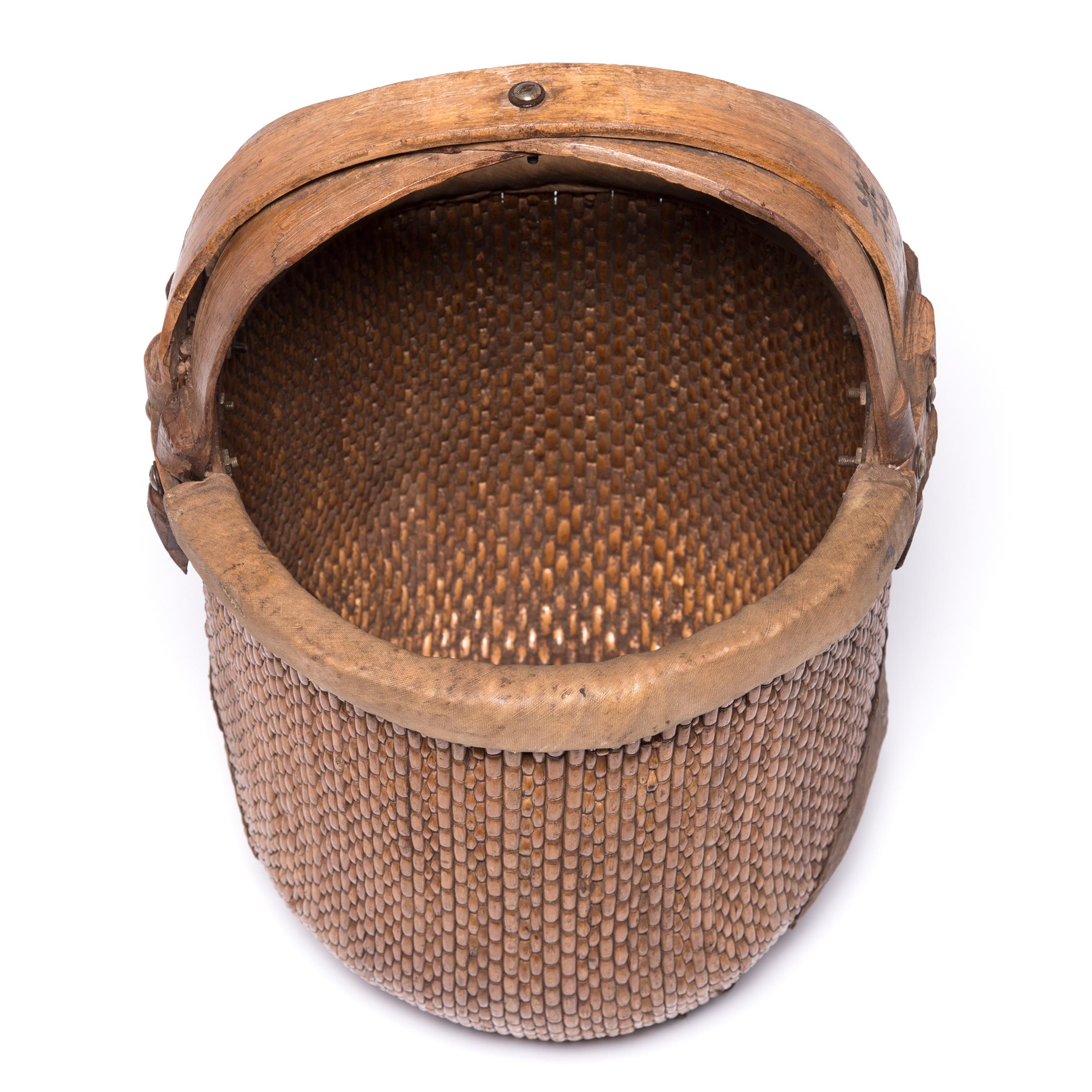 Chinese Bent Handle Fisherman's Basket, circa 1850 In Good Condition For Sale In Chicago, IL