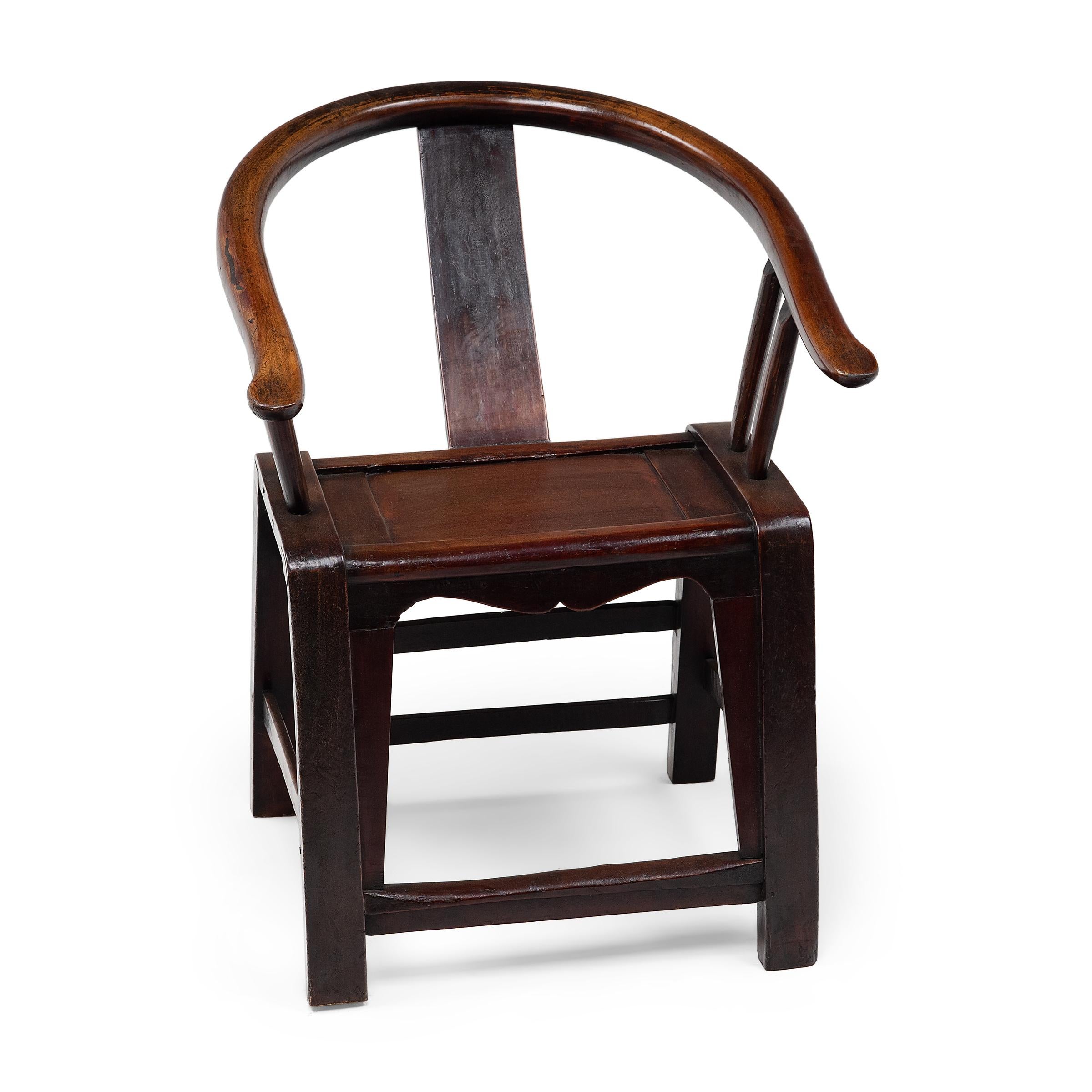 Poltrona cinese con schienale rotondo in legno di bengala, 1850 ca. In condizioni buone in vendita a Chicago, IL