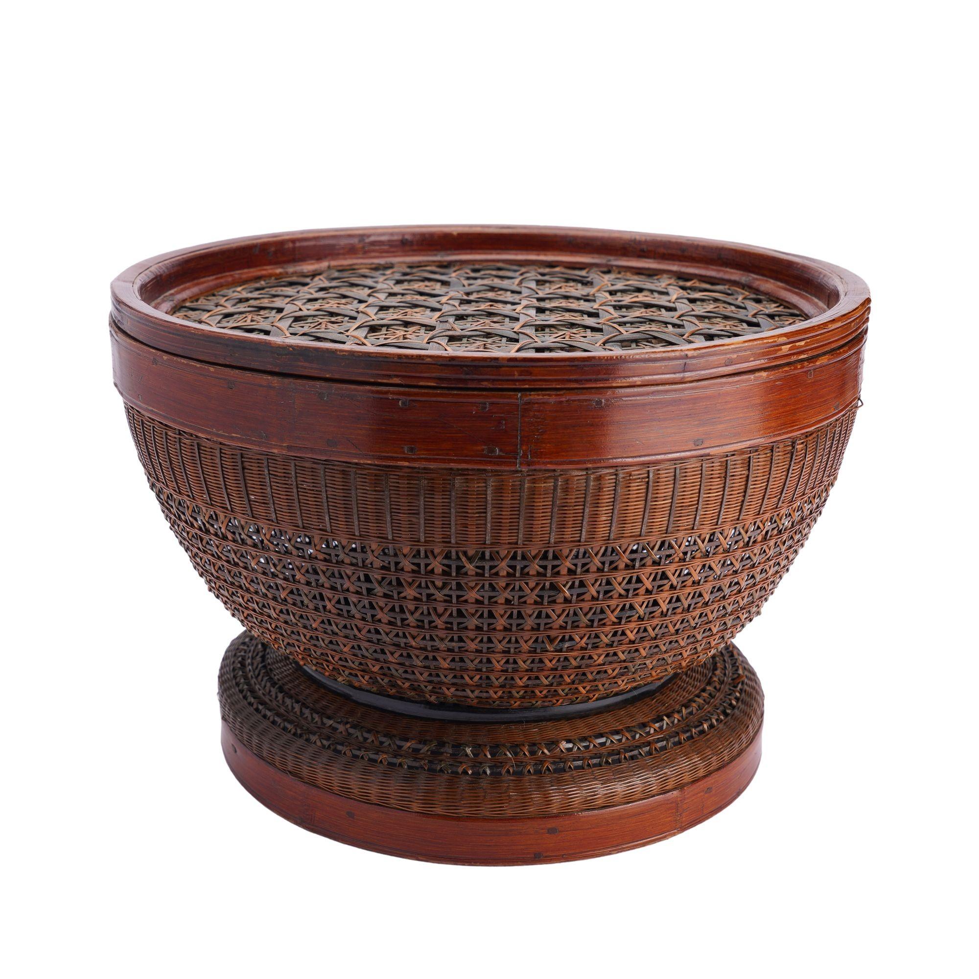 Chinese betrothal basket with cover, 1880-1910 In Excellent Condition For Sale In Kenilworth, IL