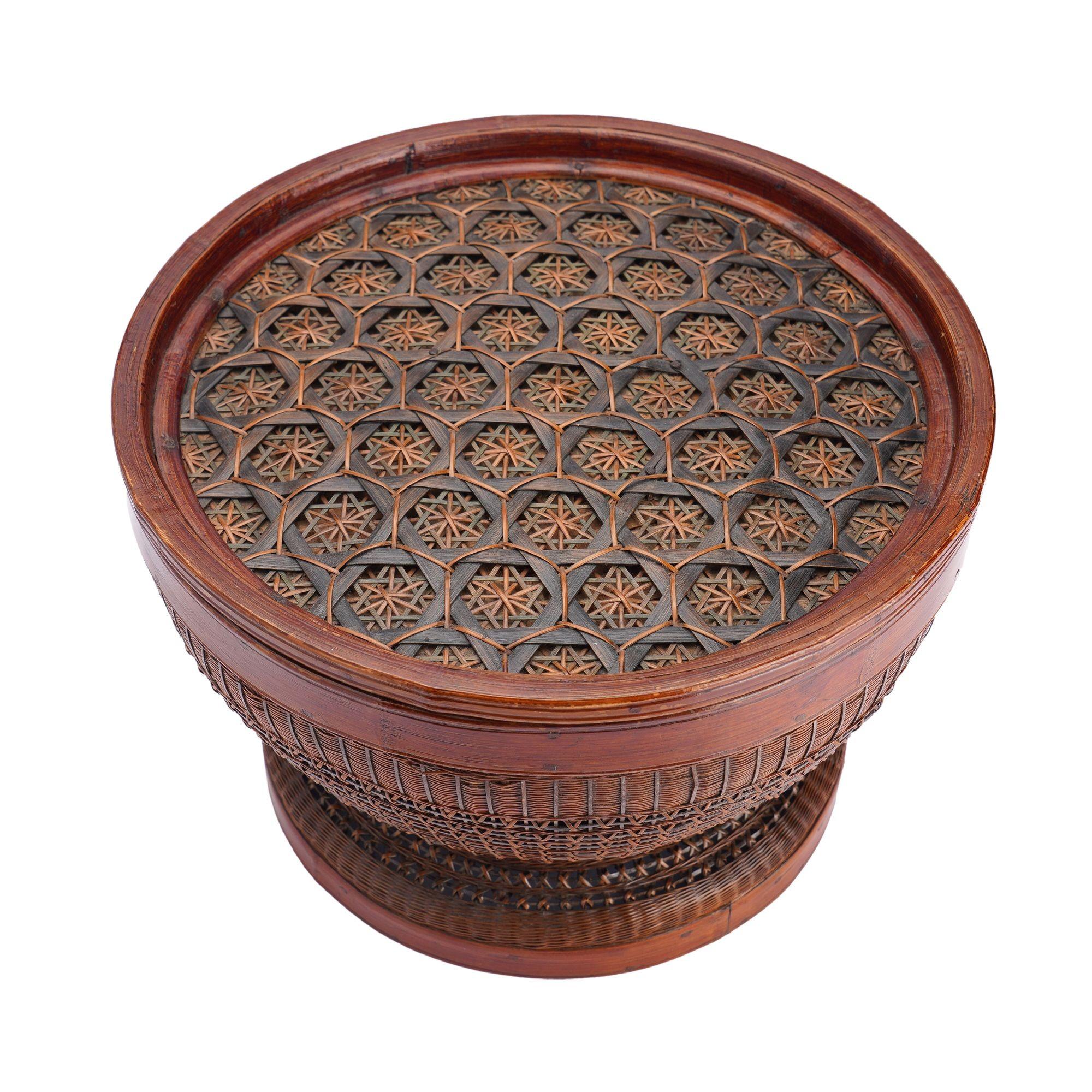 Bamboo Chinese betrothal basket with cover, 1880-1910 For Sale