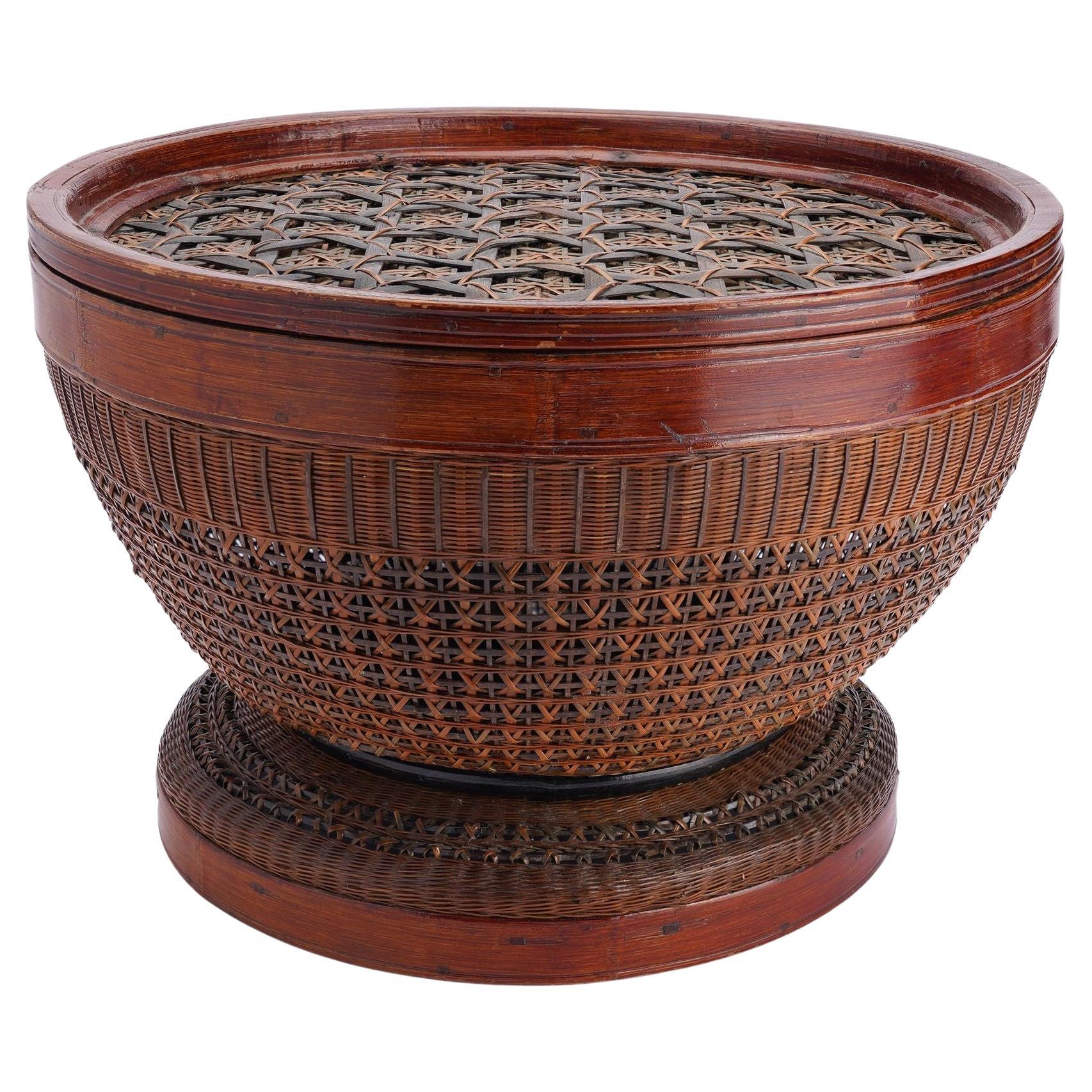 Chinese betrothal basket with cover, 1880-1910 For Sale