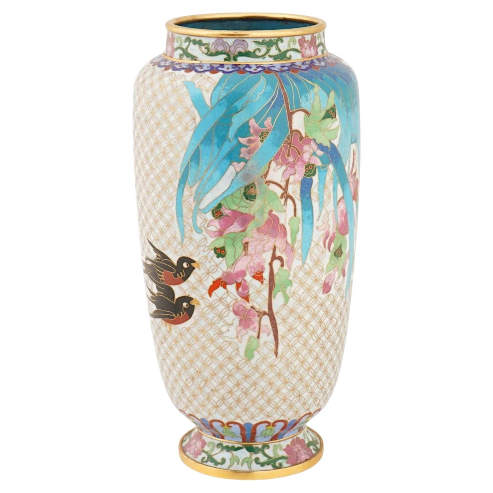 Jarrón chino de esmalte cloisonné policromado con pájaros en venta