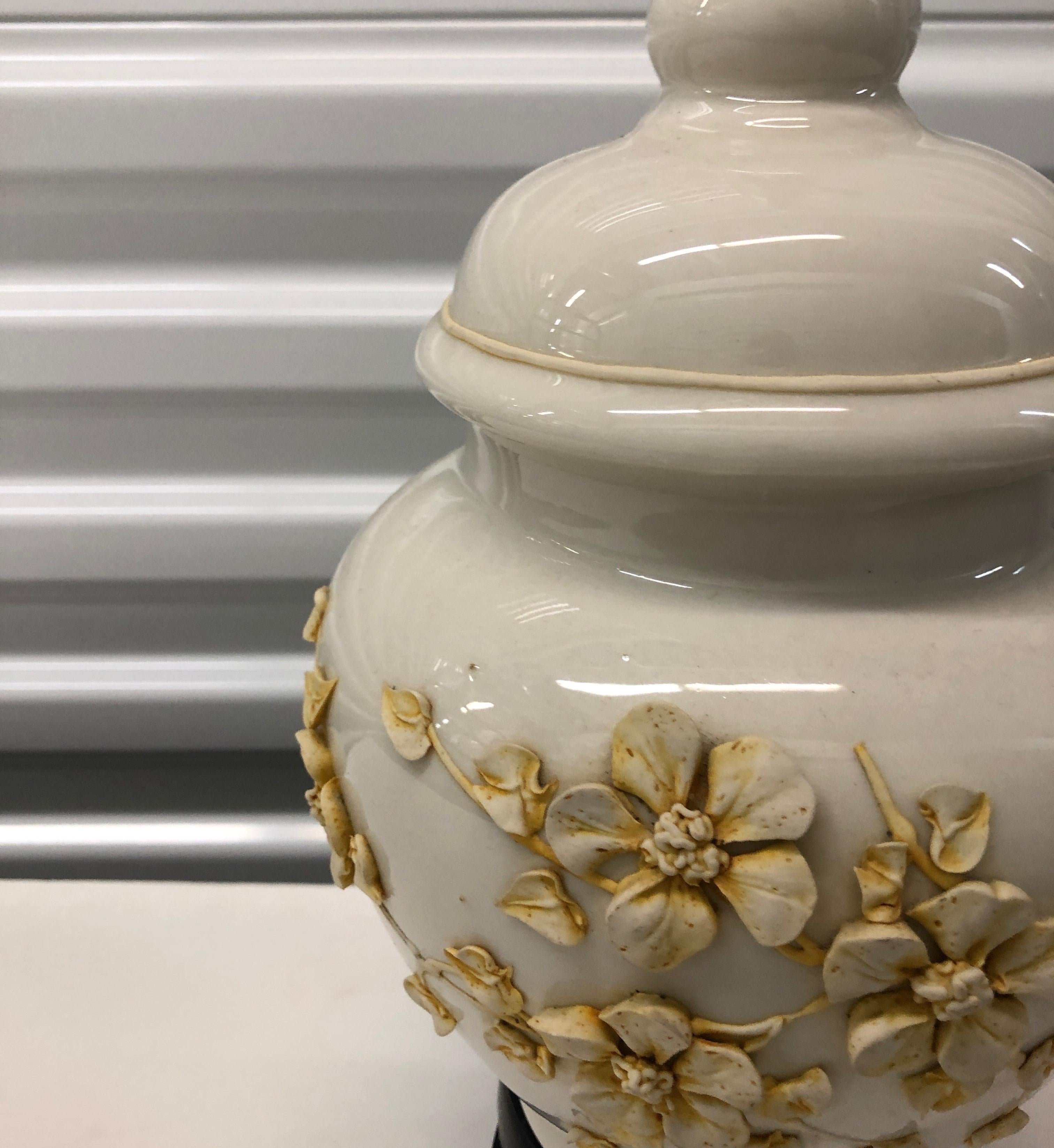 Chinoiserie Chinese Bisque Export Yellow and Cream Floral Ceramic Table Lamp