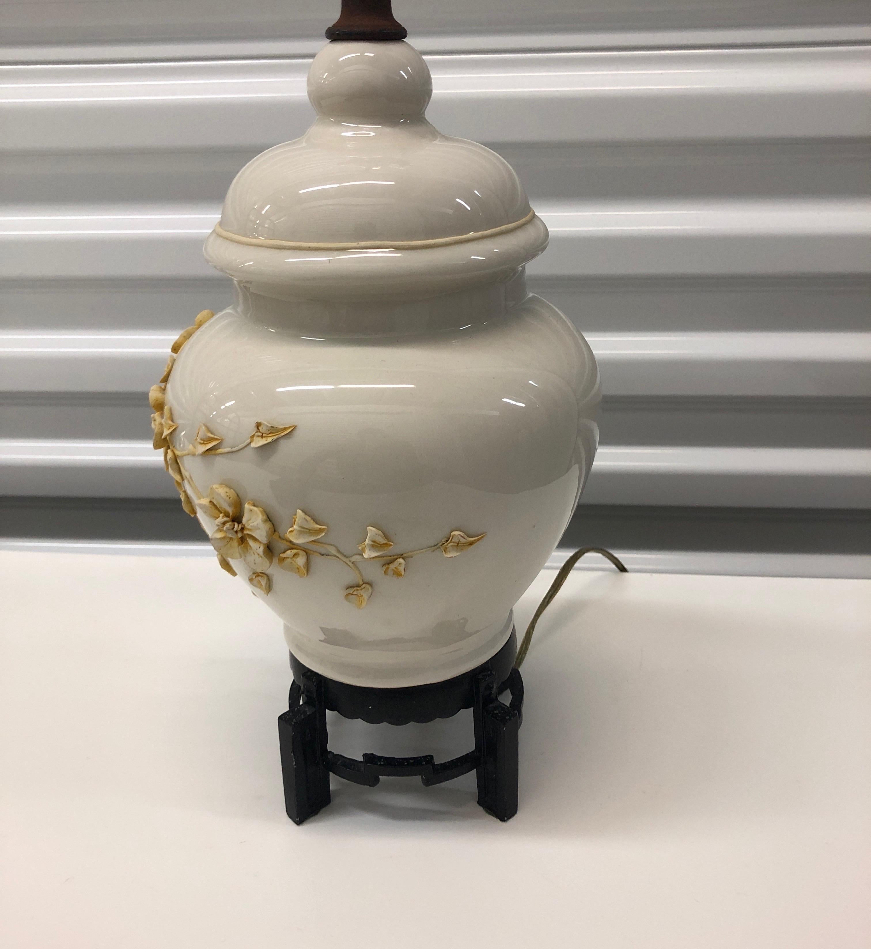 Chinese Bisque Export Yellow and Cream Floral Ceramic Table Lamp In Good Condition In Oakland Park, FL