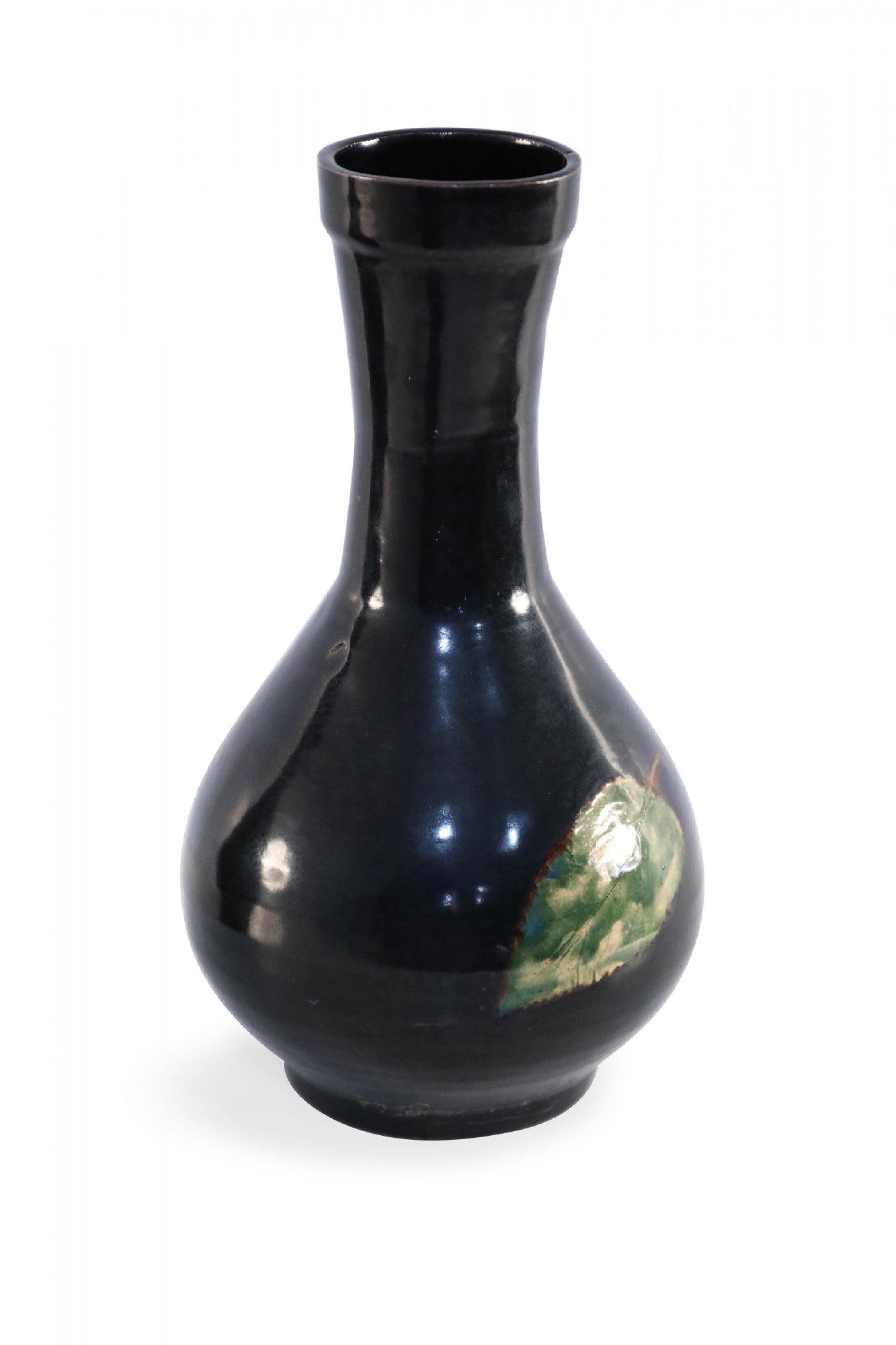 Chinesische chinesische Globusvase aus glasiertem Porzellan mit schwarzem und grünem Blatt (Chinesischer Export) im Angebot