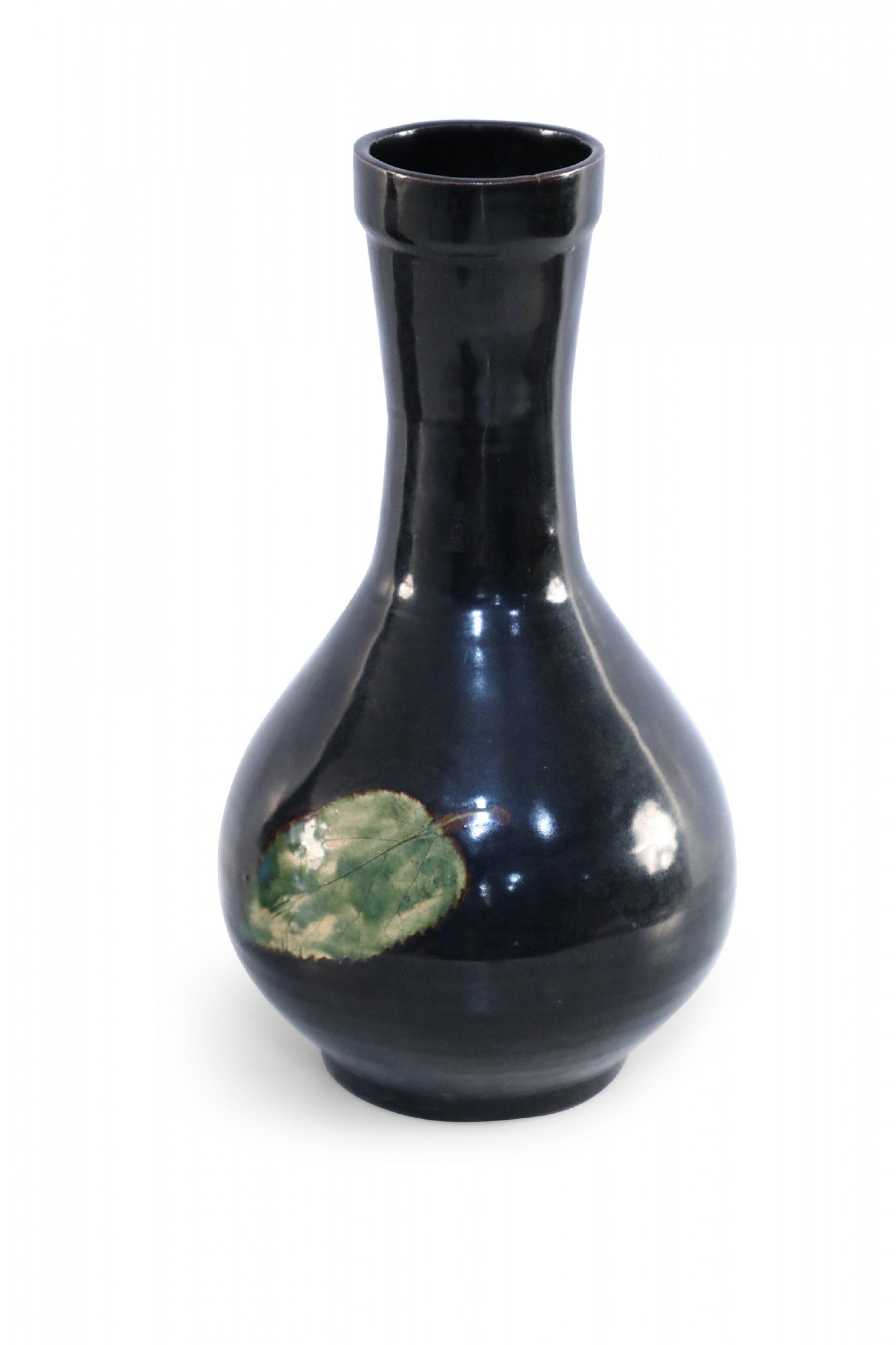 Chinesische chinesische Globusvase aus glasiertem Porzellan mit schwarzem und grünem Blatt im Zustand „Gut“ im Angebot in New York, NY