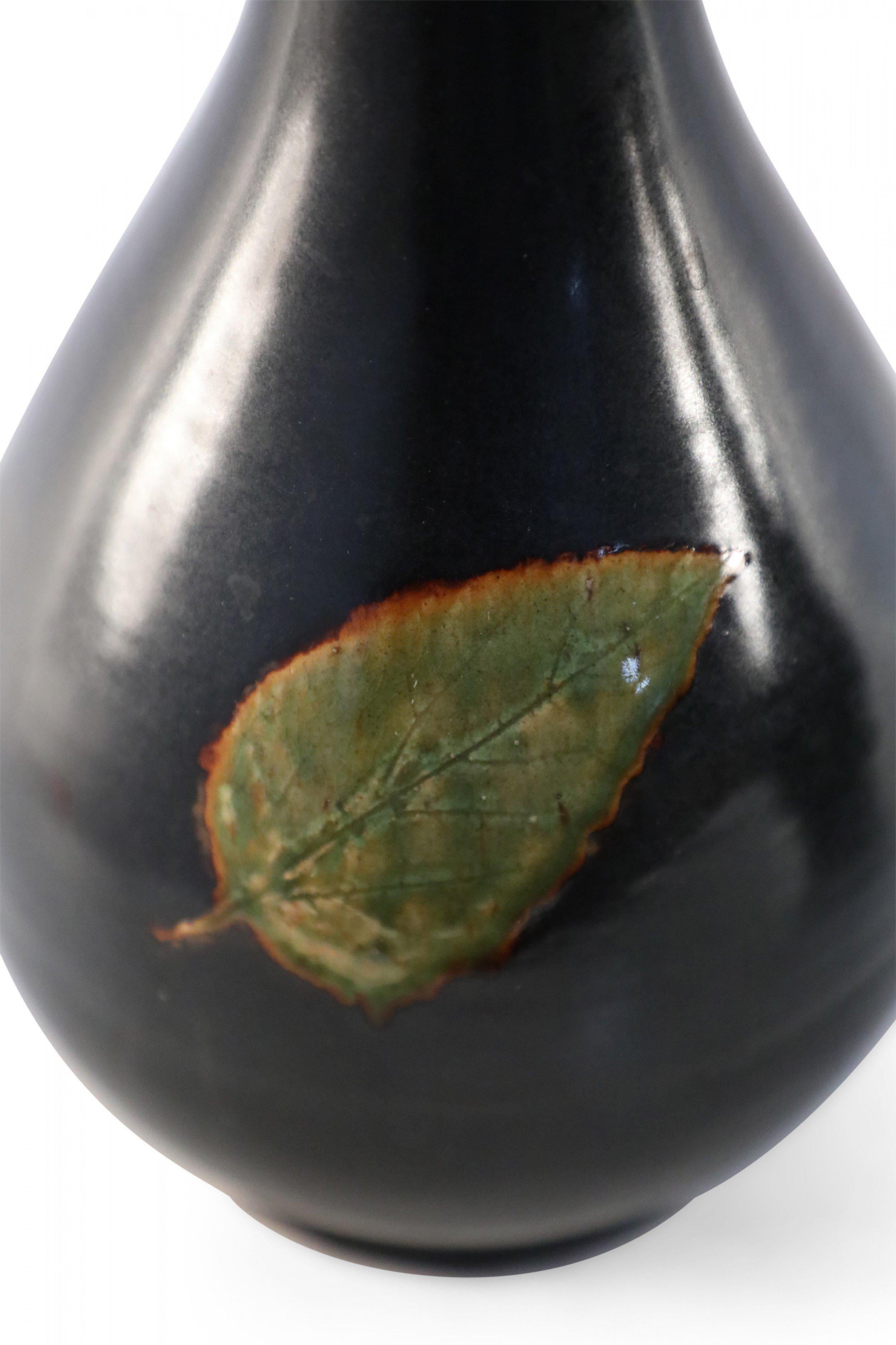 Vaso a pera cinese in porcellana smaltata a foglie nere e verdi in vendita 1