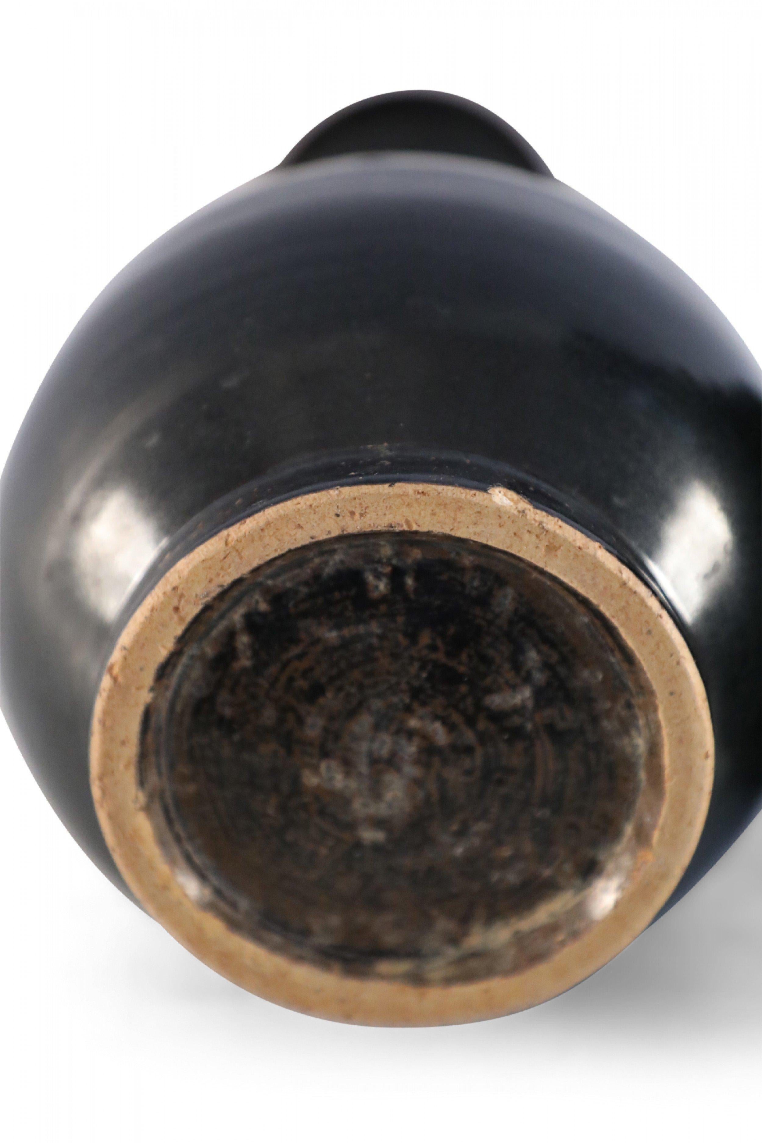 Vaso a pera cinese in porcellana smaltata a foglie nere e verdi in vendita 2