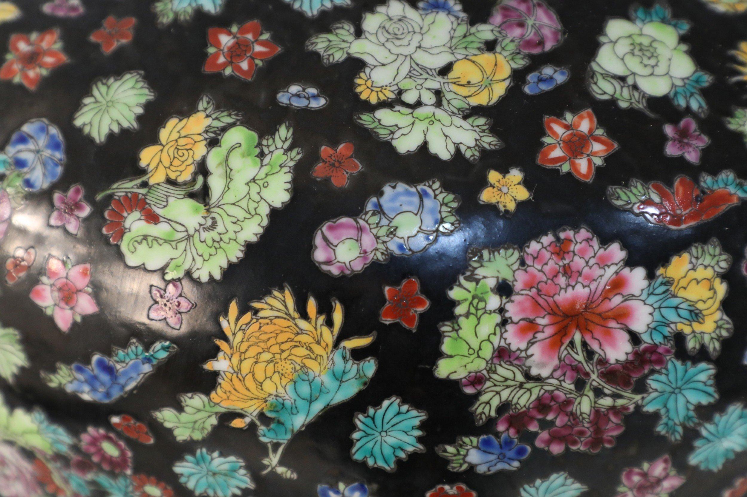 Chinesische Vase aus schwarzem und mehrfarbigem Porzellan mit Blumen (Chinesischer Export) im Angebot