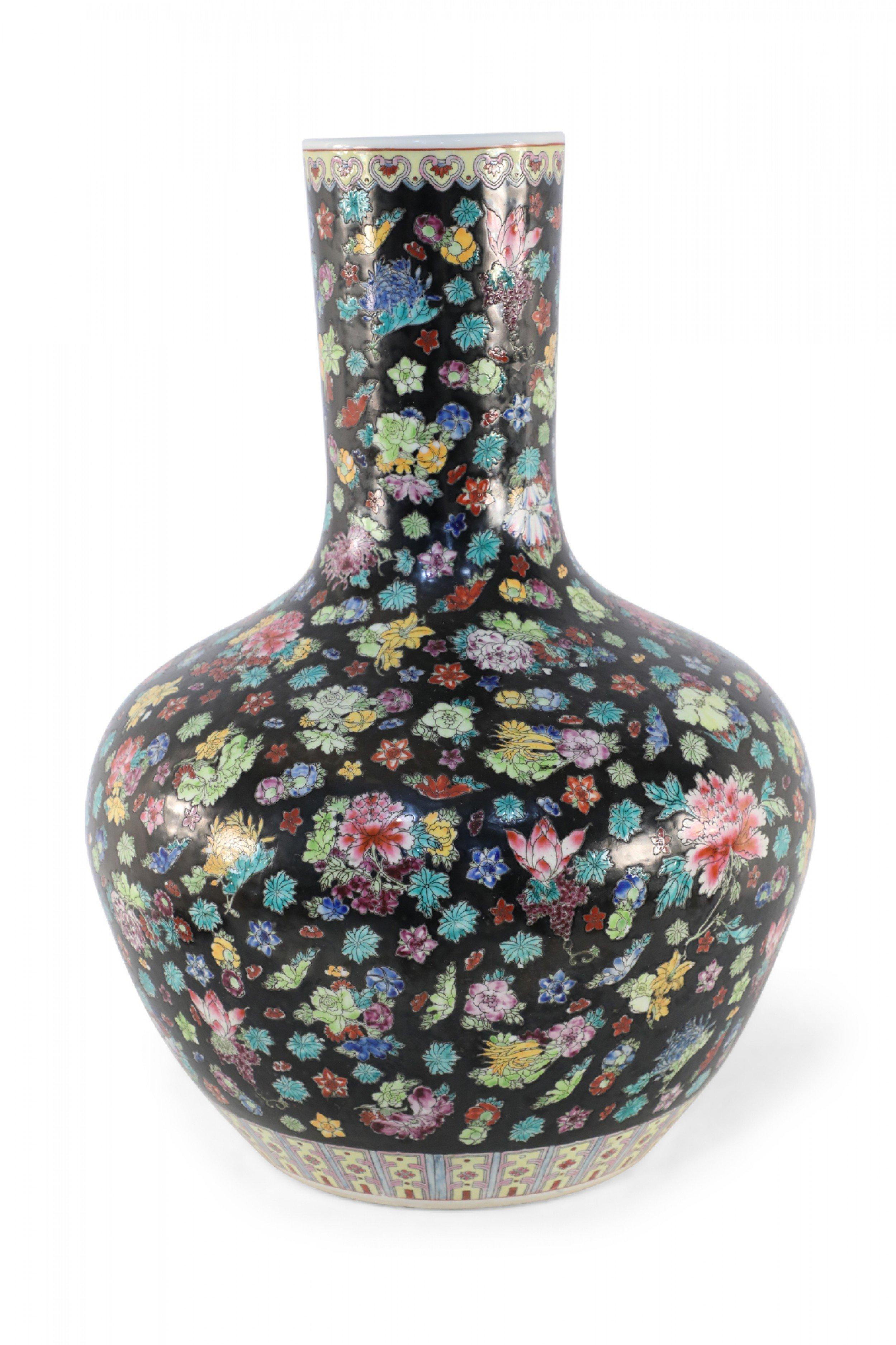 Chinesische Vase aus schwarzem und mehrfarbigem Porzellan mit Blumen im Zustand „Gut“ im Angebot in Queens, NY