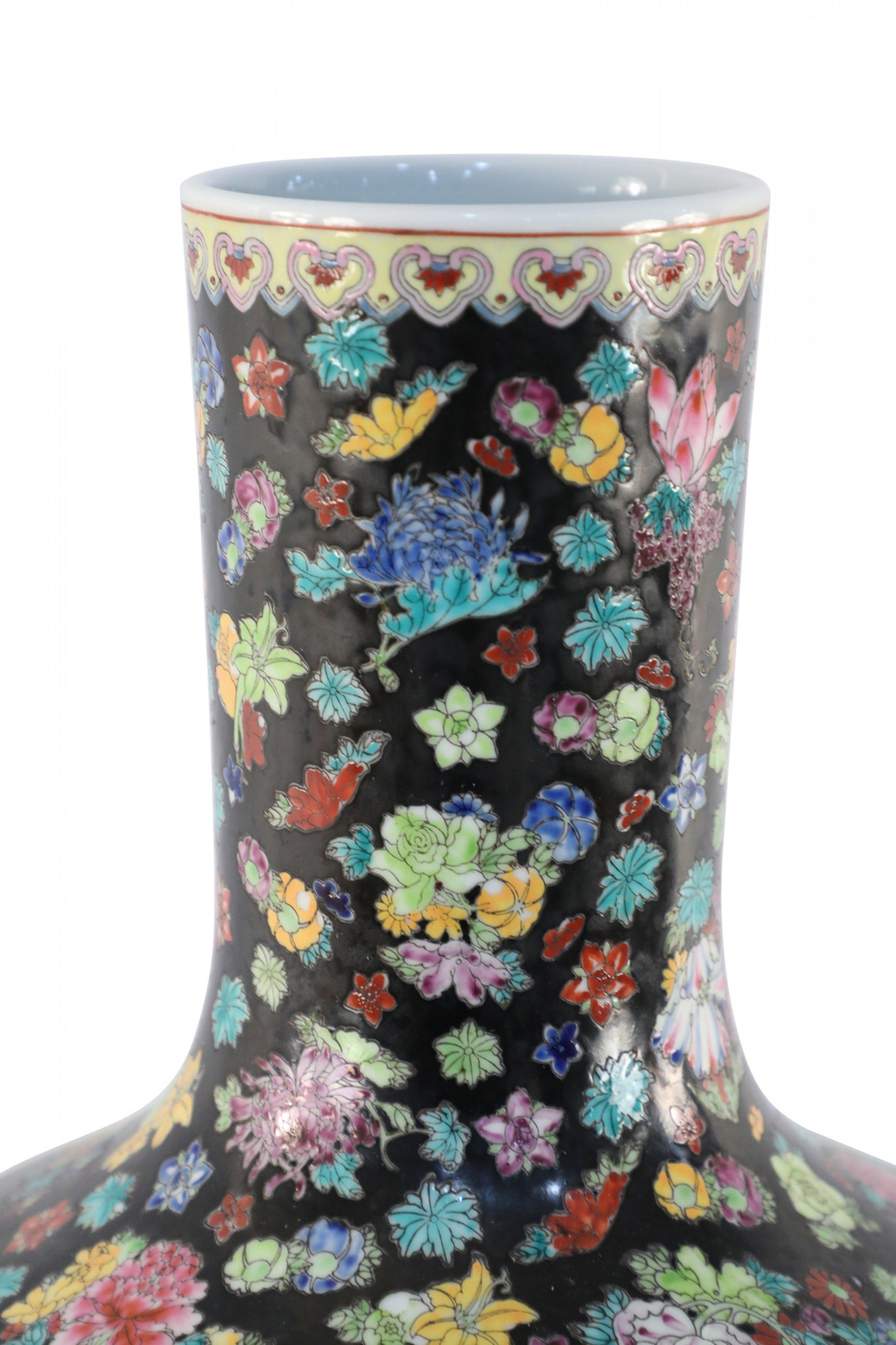 Chinesische Vase aus schwarzem und mehrfarbigem Porzellan mit Blumen im Angebot 1