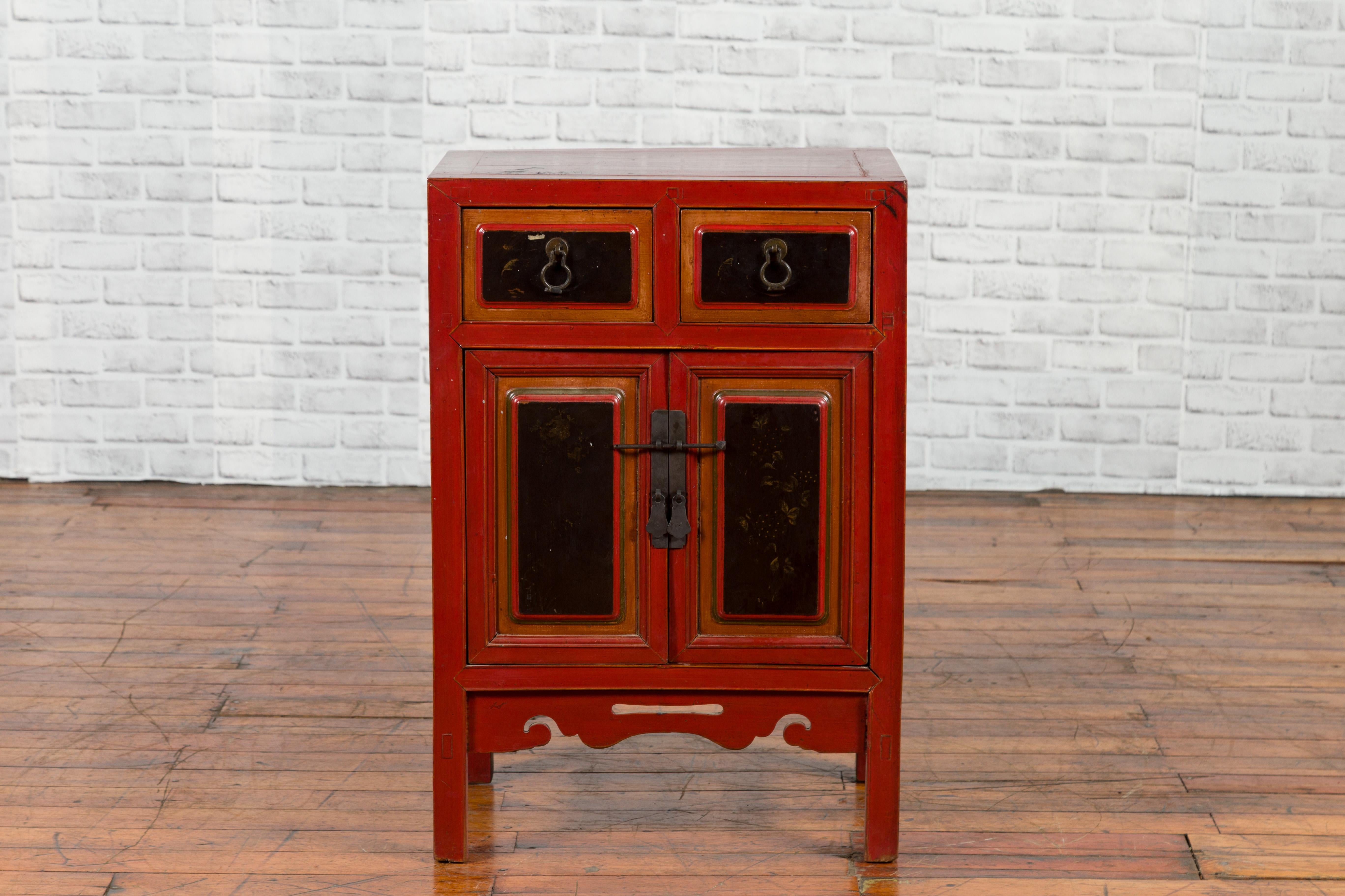 Small black and red cabinet
Chinese Qing dynasty 19th century cabinet.

A Chinese Qing dynasty period small black and red cabinet from the 19th century, with carved apron. Created in China during the 19th century, this small cabinet features a