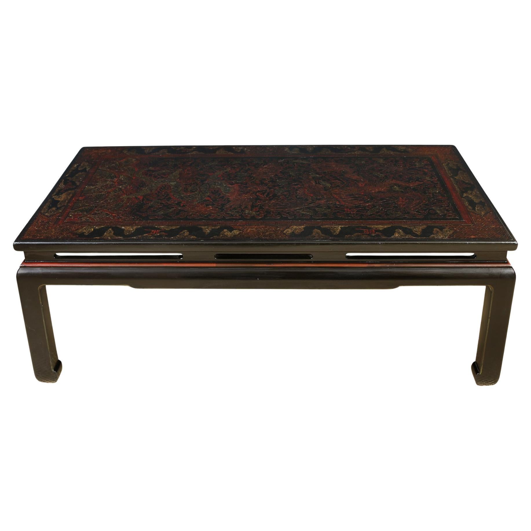 Table basse chinoise en laque noire et rouge gravée