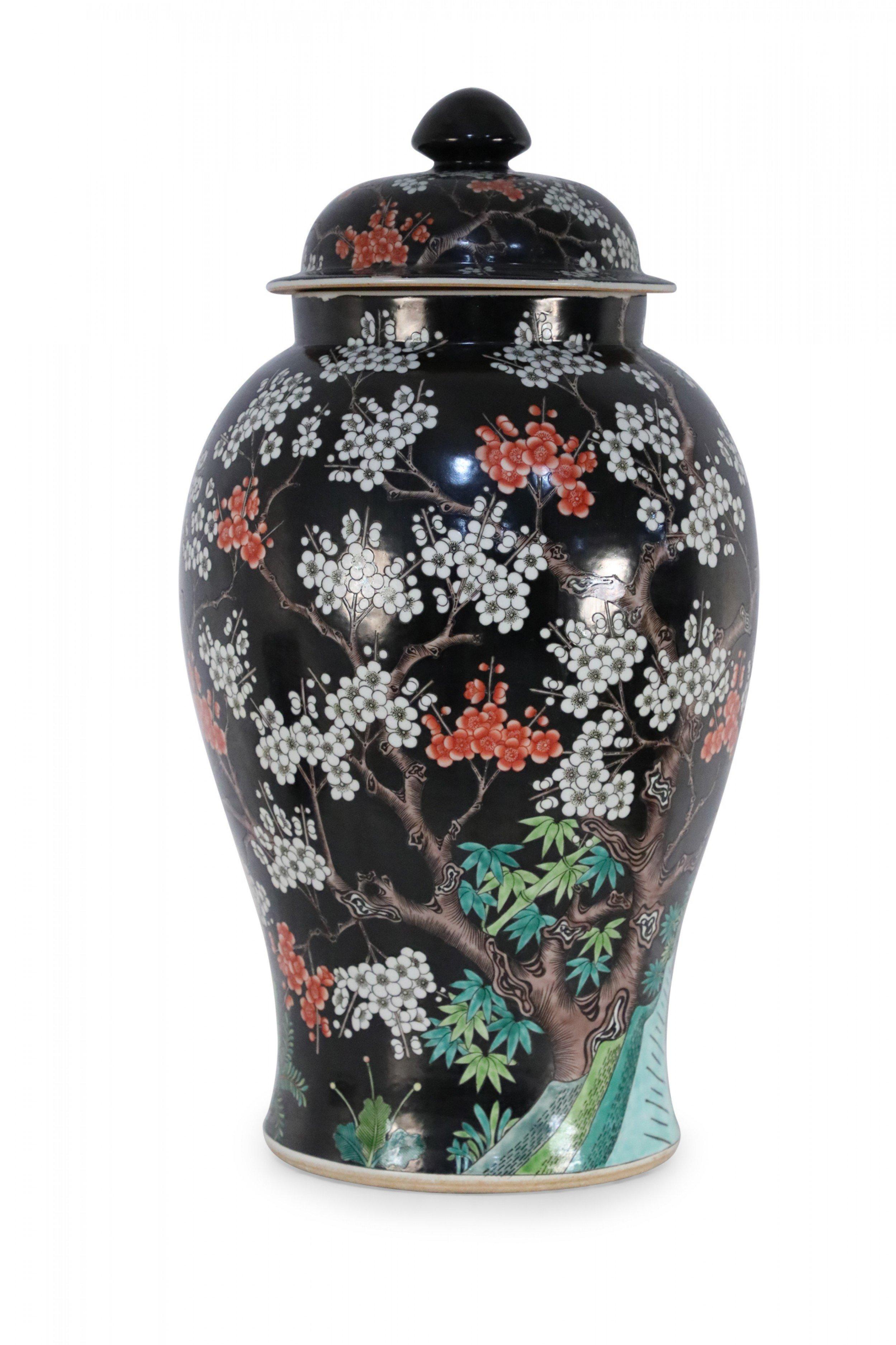 Vaso in porcellana cinese con motivo di alberi di ciliegio in bianco e nero in vendita 2