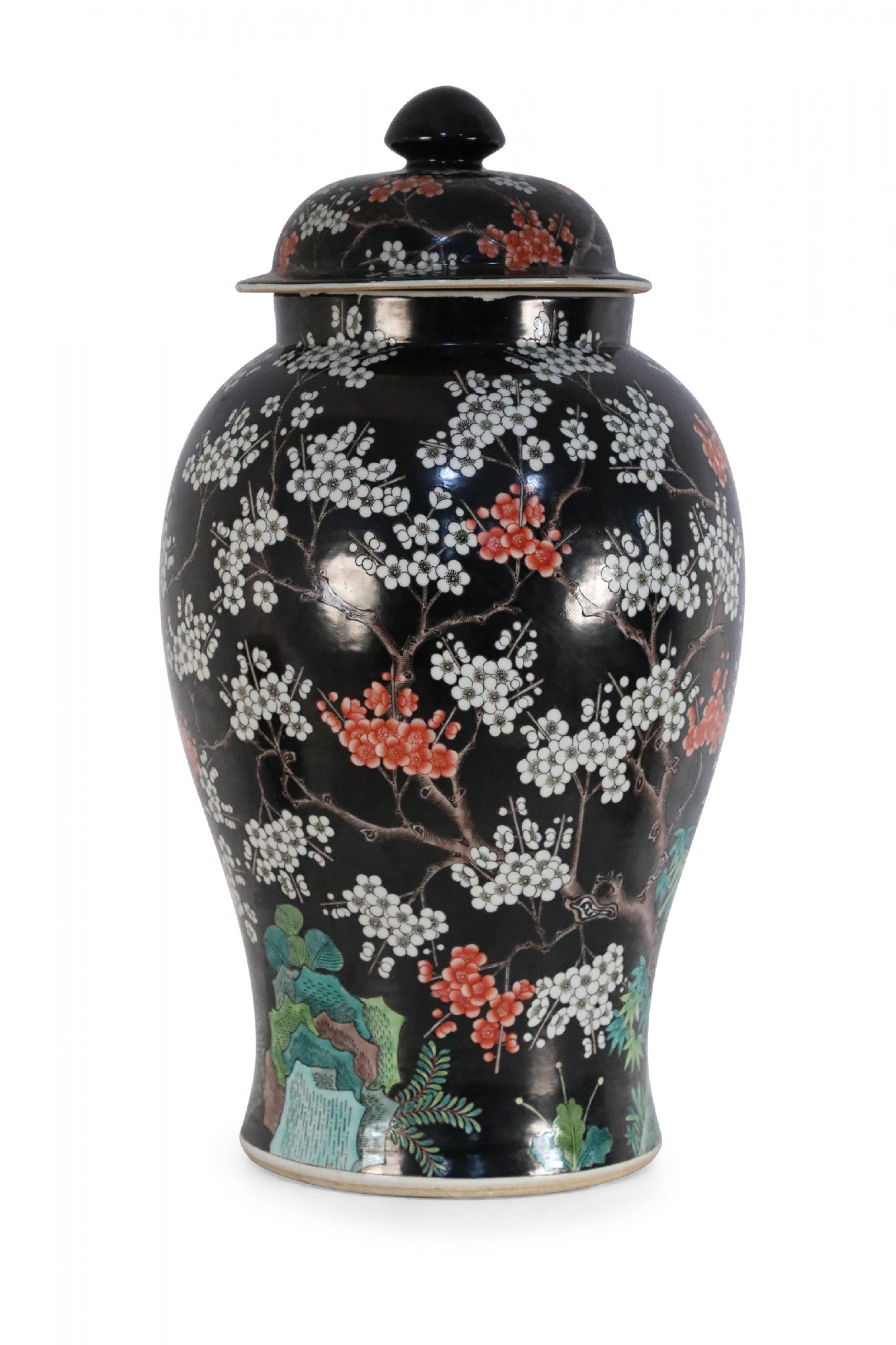 Vaso in porcellana cinese con motivo di alberi di ciliegio in bianco e nero in vendita 1