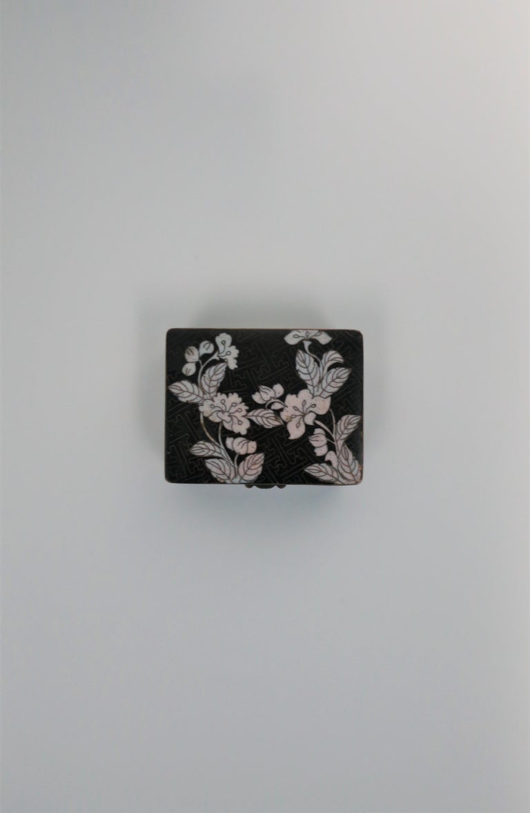 Chinoiserie Chinese Black and White Cloisonné Box For Sale