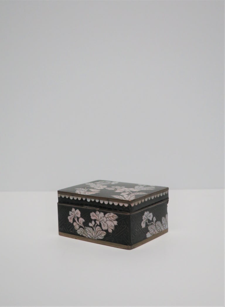 Cloissoné Chinese Black and White Cloisonné Box For Sale