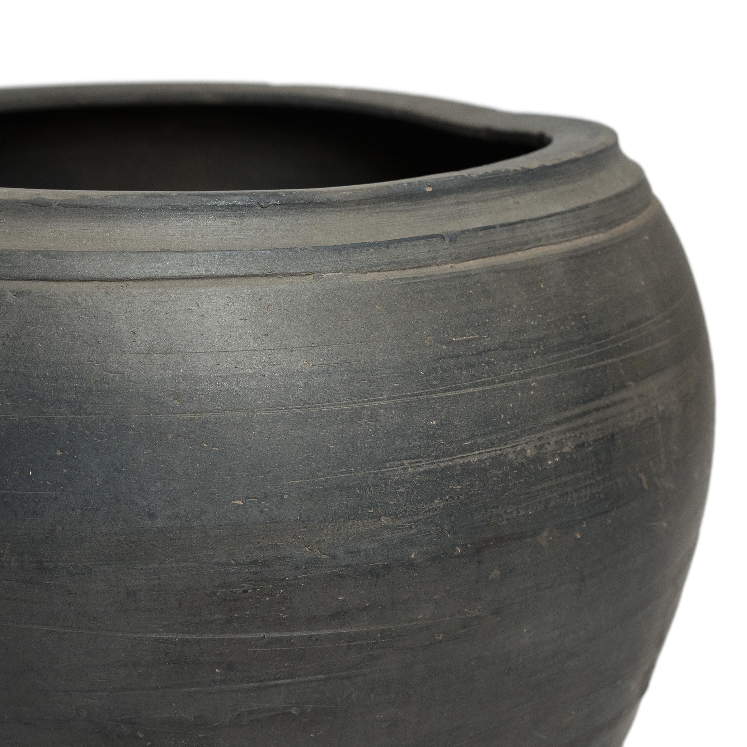 Chinese Black Clay Vessel, circa 1900 In Good Condition For Sale In Chicago, IL