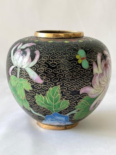 Vase chinois en émail noir cloisonné à fleur de chrysanthème