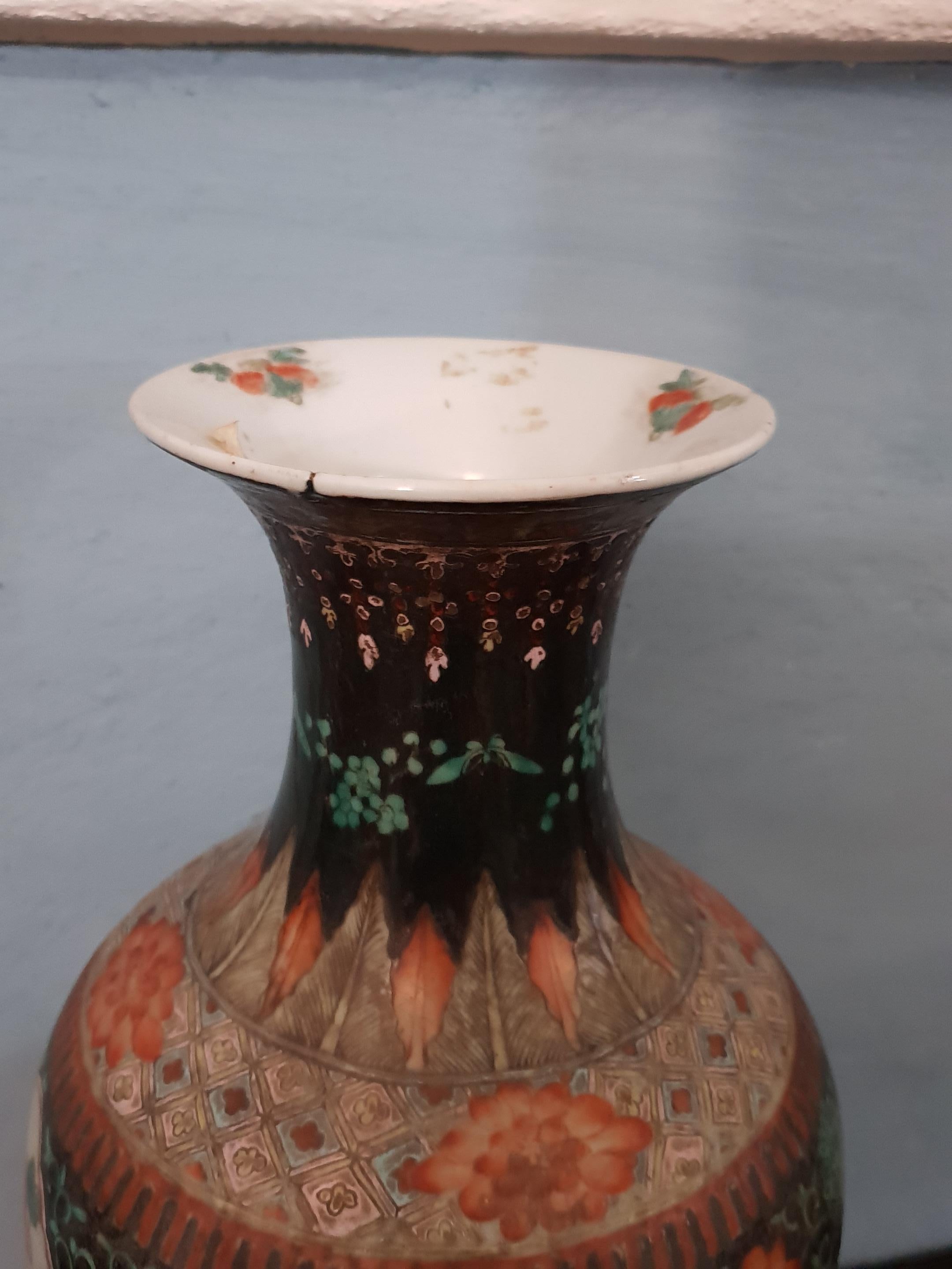 Chinese Black Family Porcelain Vase In Good Condition In Niella Tanaro, IT