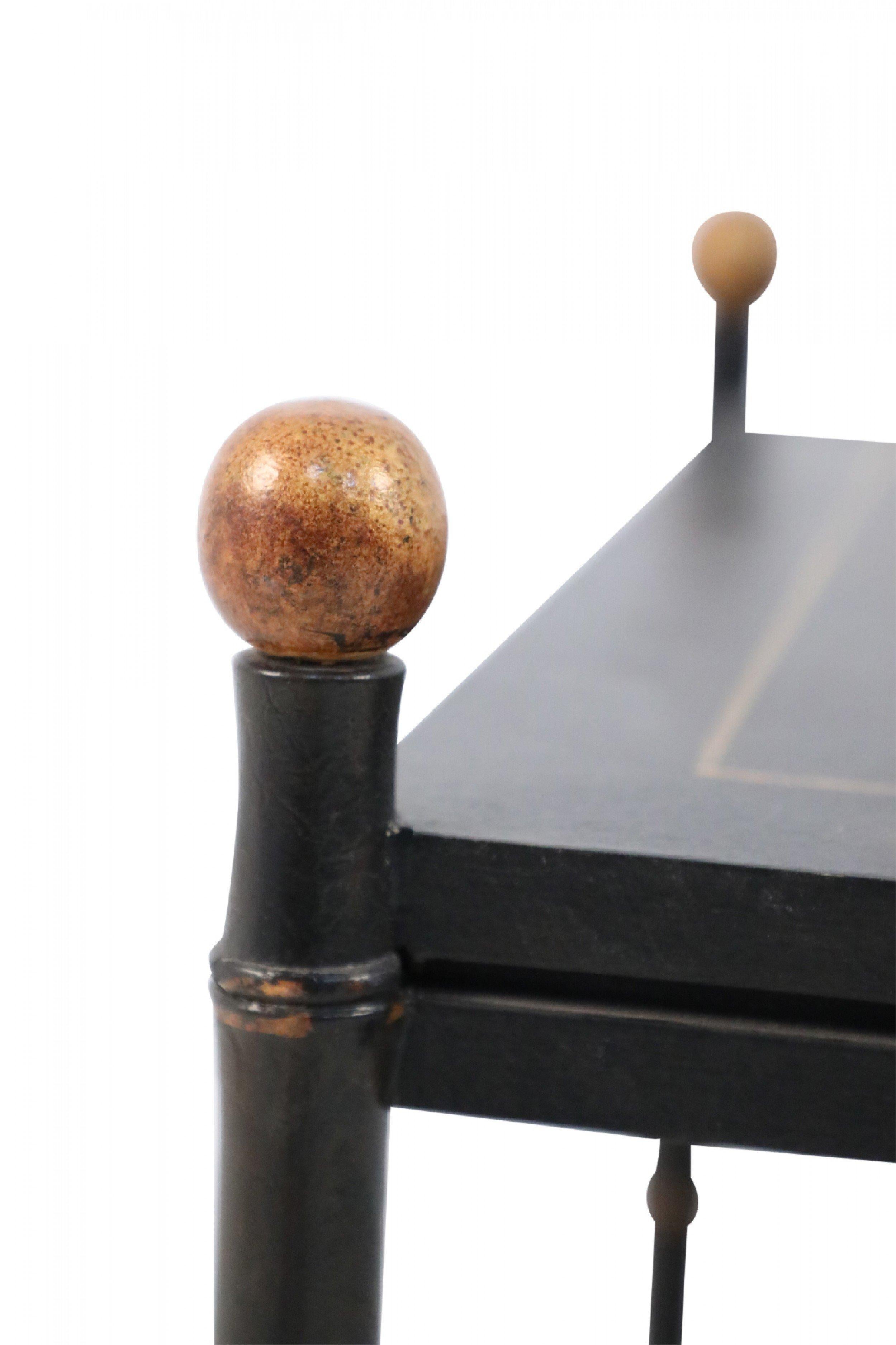 Table d'extrémité chinoise à deux niveaux en faux bambou noir en vente 1