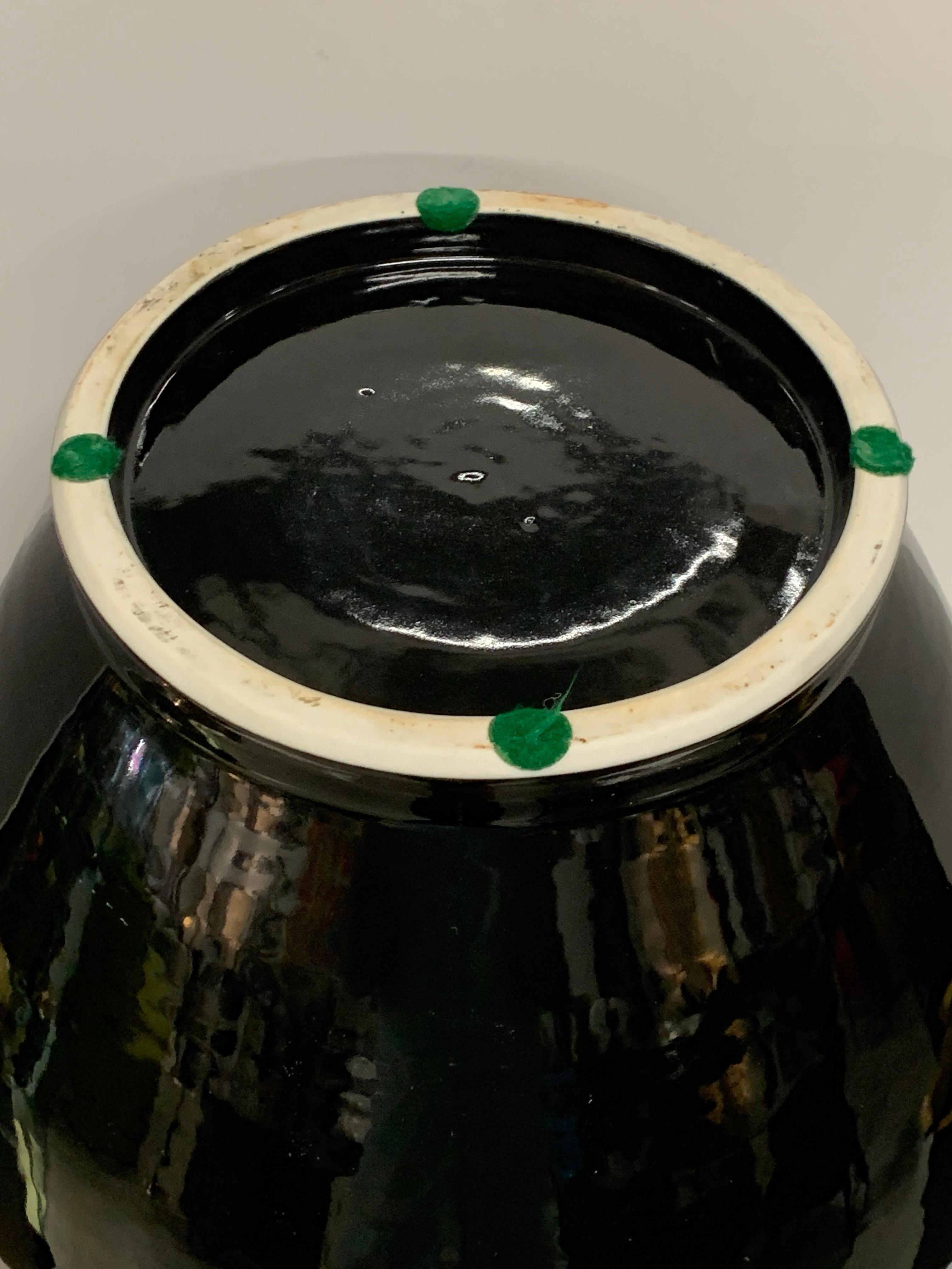 Vaso cinese con manico smaltato nero in vendita 3