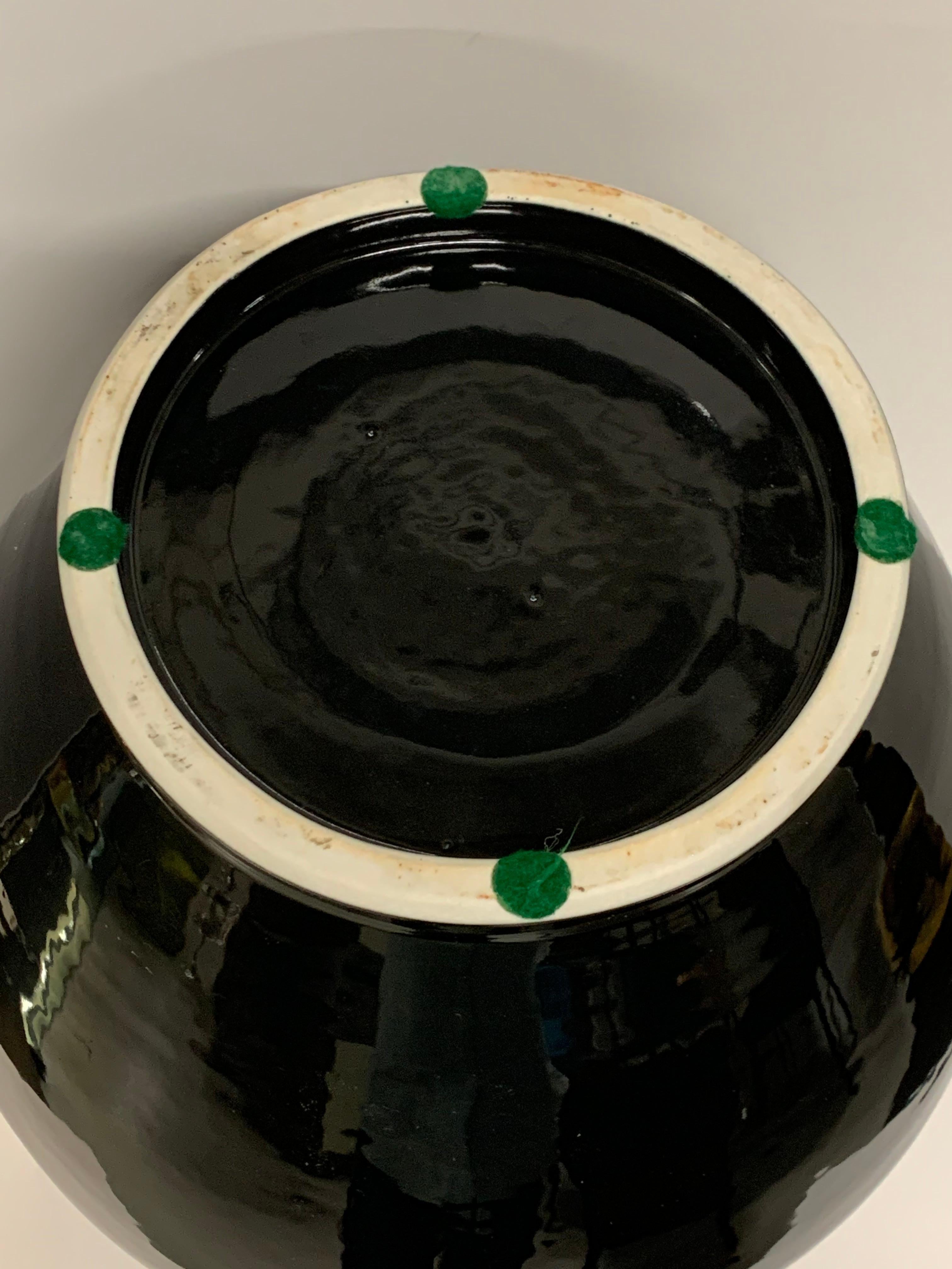Vaso cinese con manico smaltato nero in vendita 4