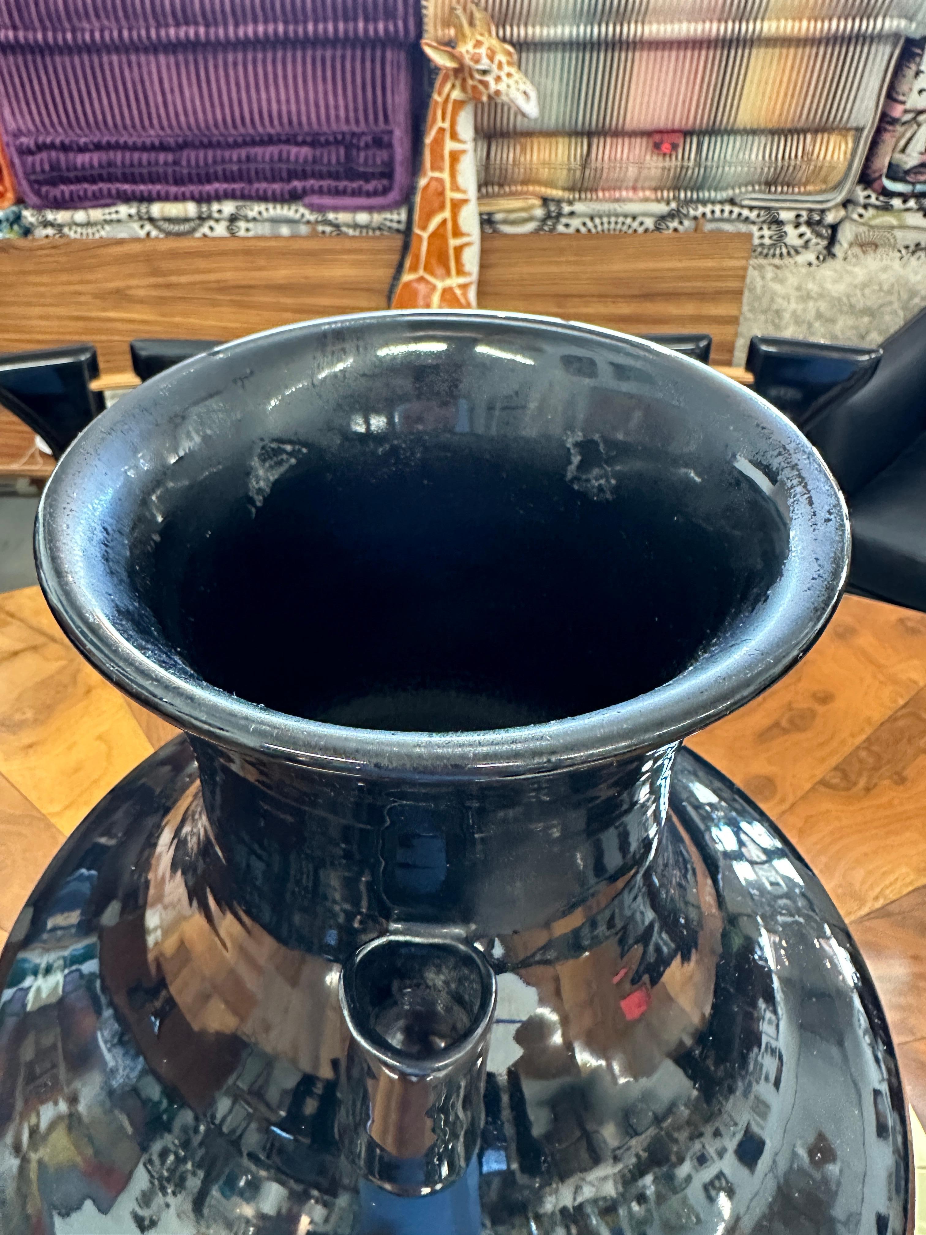 Vaso cinese con manico smaltato nero in vendita 6