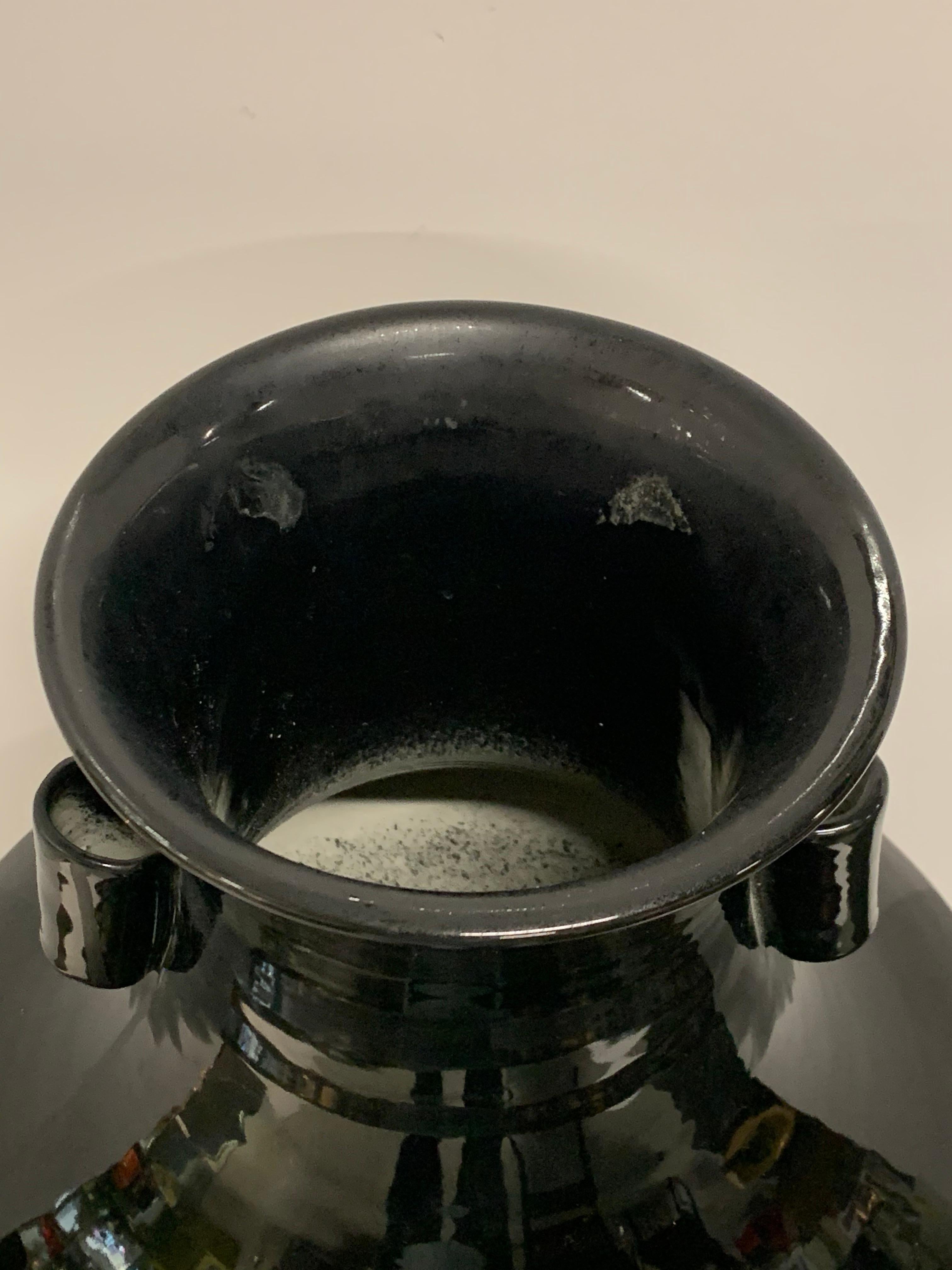 Cinese Vaso cinese con manico smaltato nero in vendita