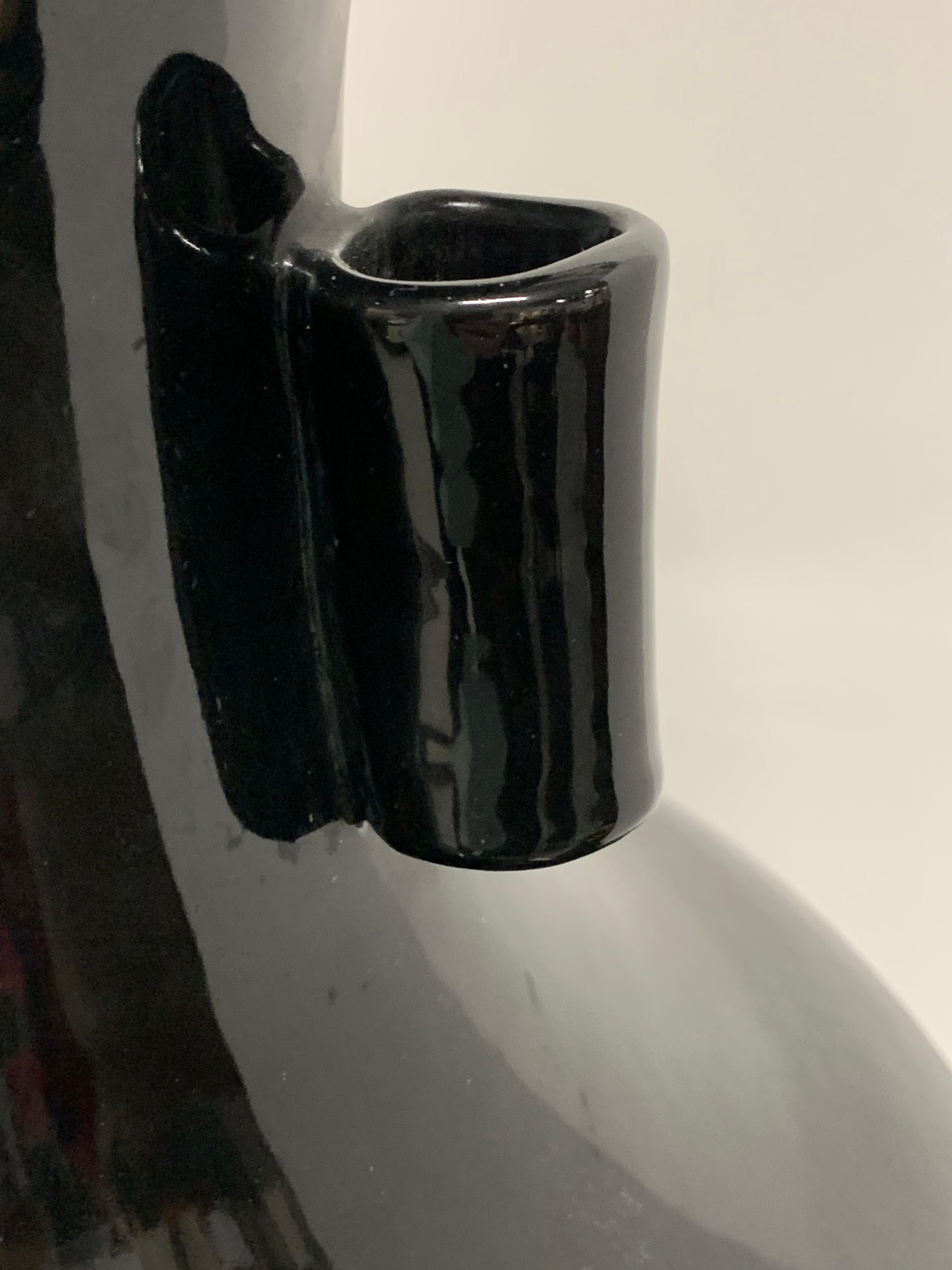 Fatto a mano Vaso cinese con manico smaltato nero in vendita