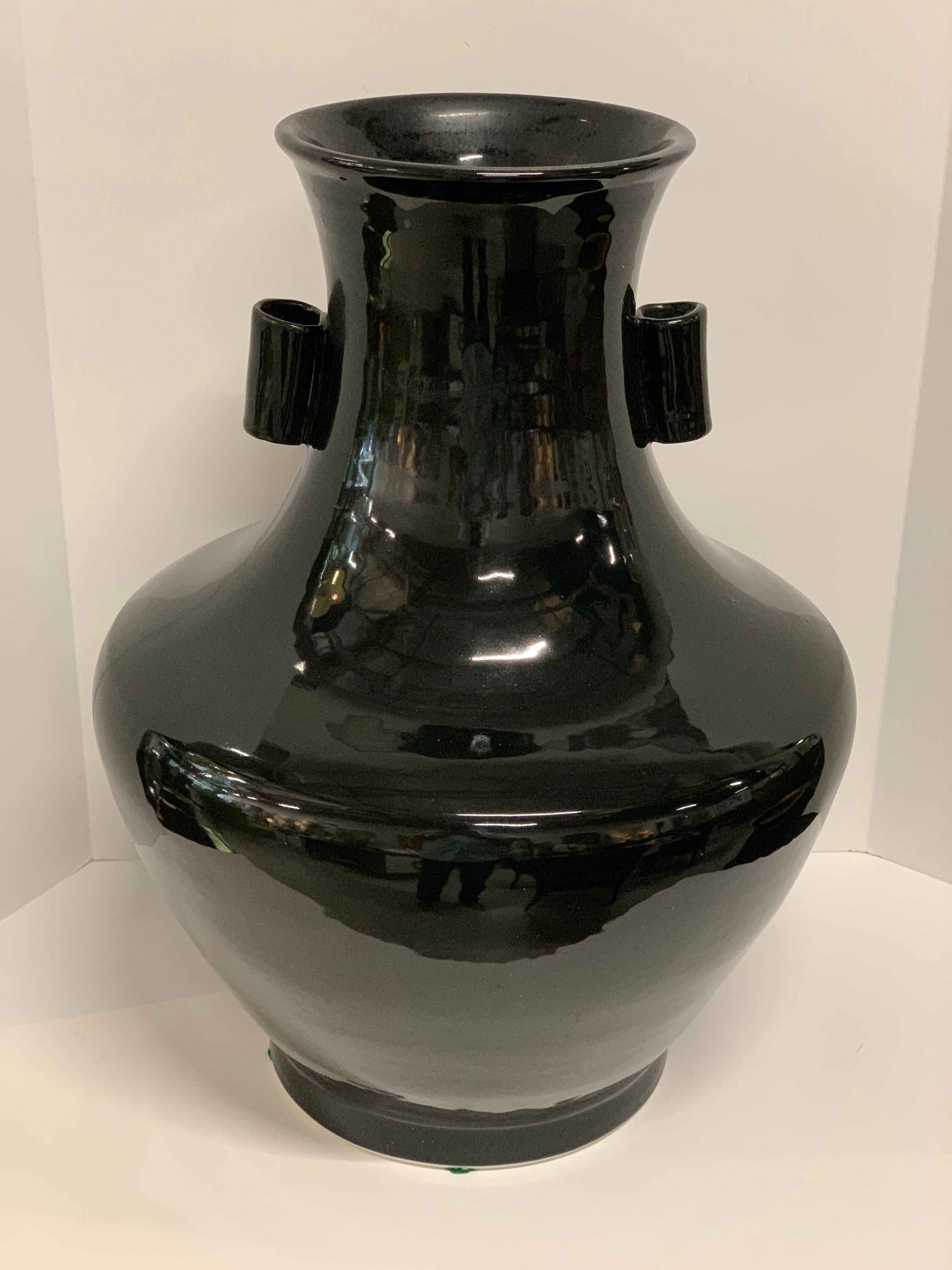Vaso cinese con manico smaltato nero in vendita 1