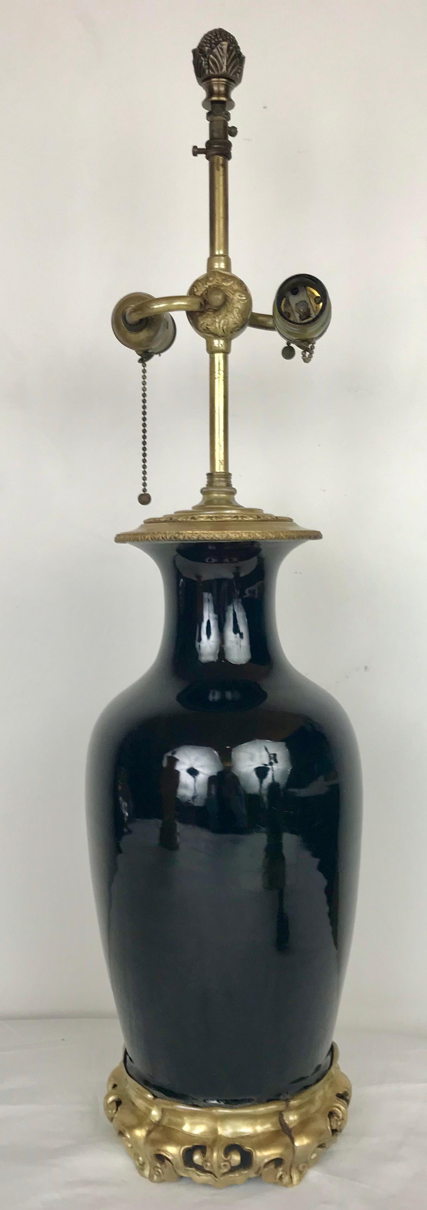 Questo bel vaso cinese in porcellana nera è montato con accessori in metallo dorato.