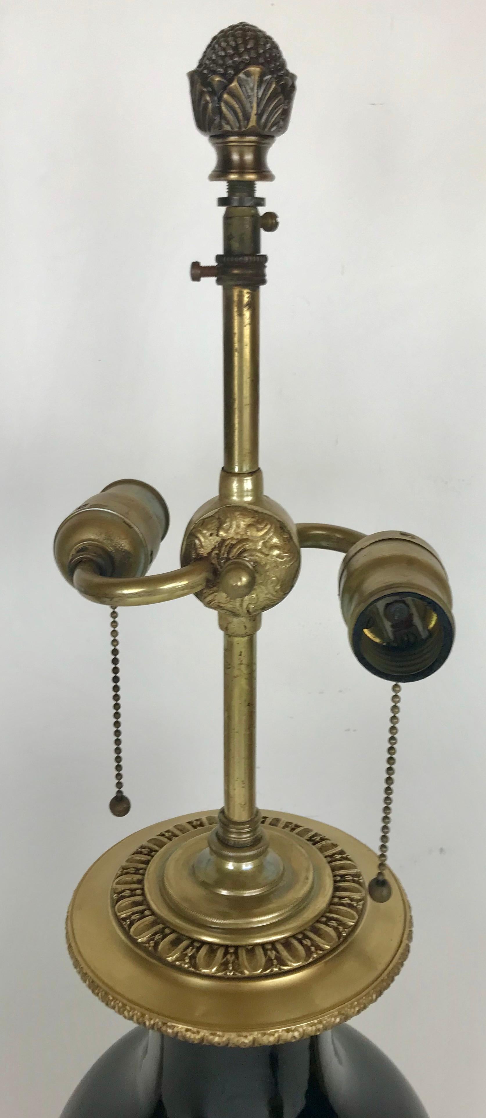 Cinese Lampada cinese in porcellana smaltata nera con supporti in metallo dorato in vendita
