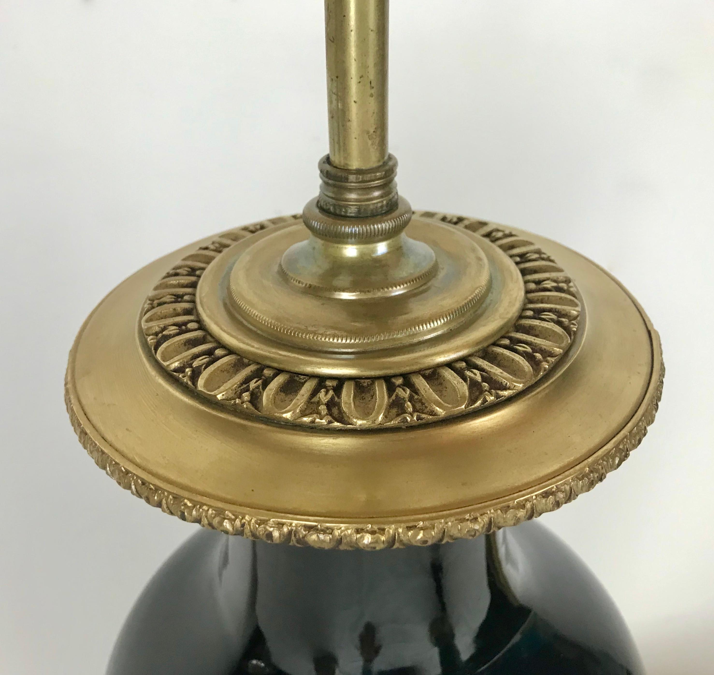 Lampada cinese in porcellana smaltata nera con supporti in metallo dorato In condizioni buone in vendita a Pittsburgh, PA